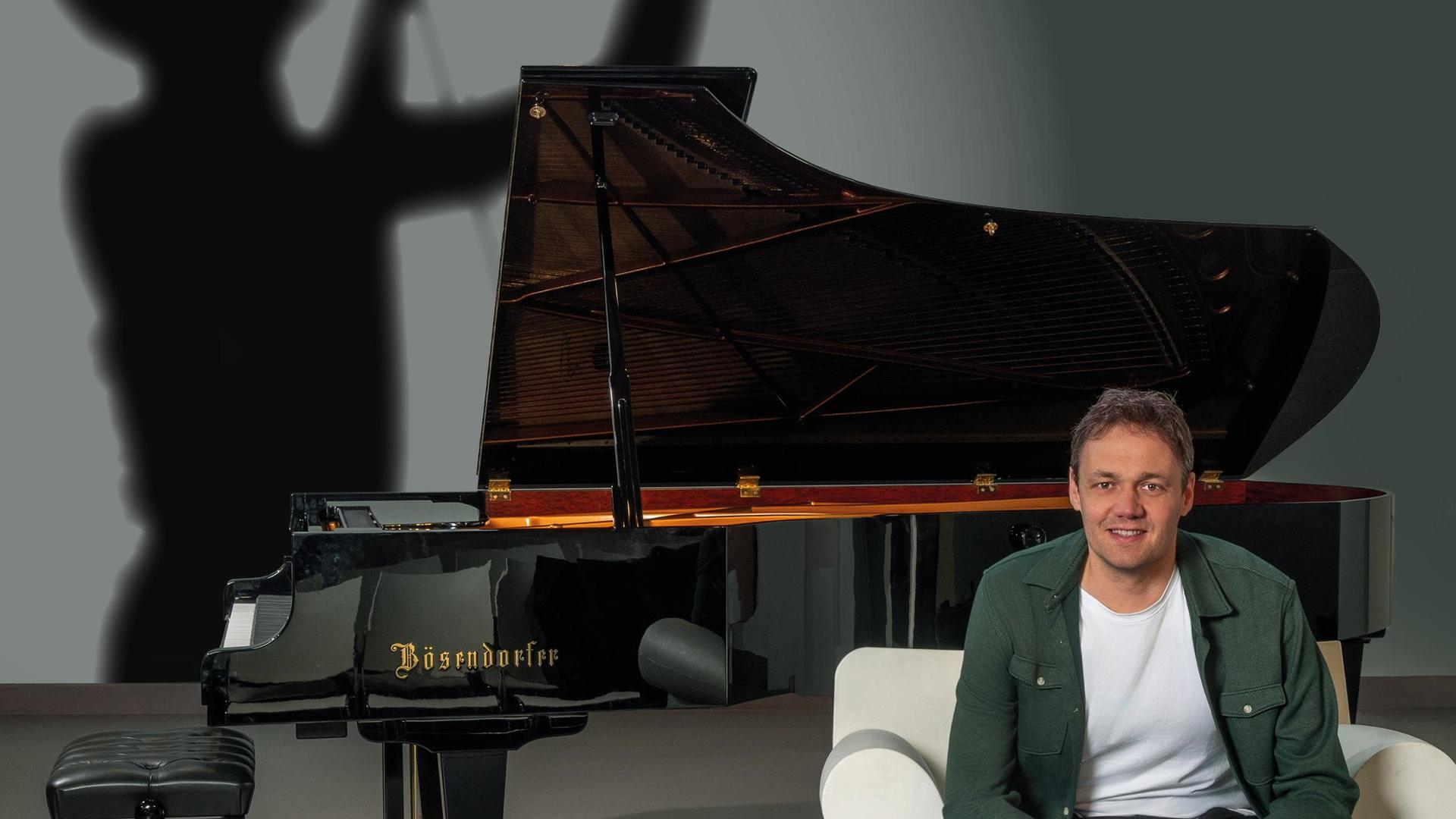 Bernd speelt Freddie Mercury, Promotiefoto Bernd van de Bos op een stoel voor een vleugel waarachter een schaduw zingt
