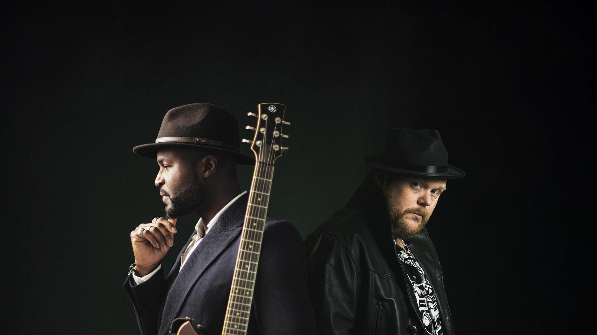 Blues, Zweet & Tranen - Hazes meets B.B. King (try-out), Promotiefoto van Blues, Zweet en Tranen met 2 mannen in het zwart tegen zwarte achtergrond