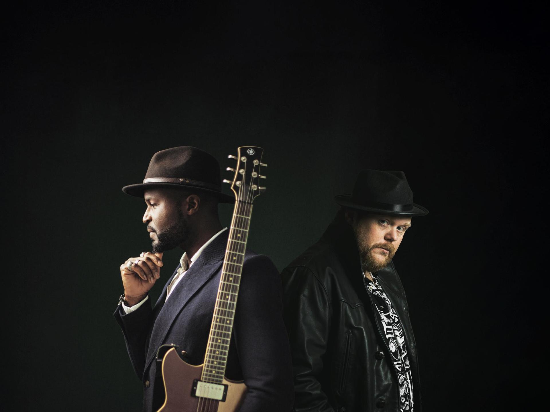 Blues, Zweet & Tranen - Hazes meets B.B. King (try-out), Promotiefoto van Blues, Zweet en Tranen met 2 mannen in het zwart tegen zwarte achtergrond