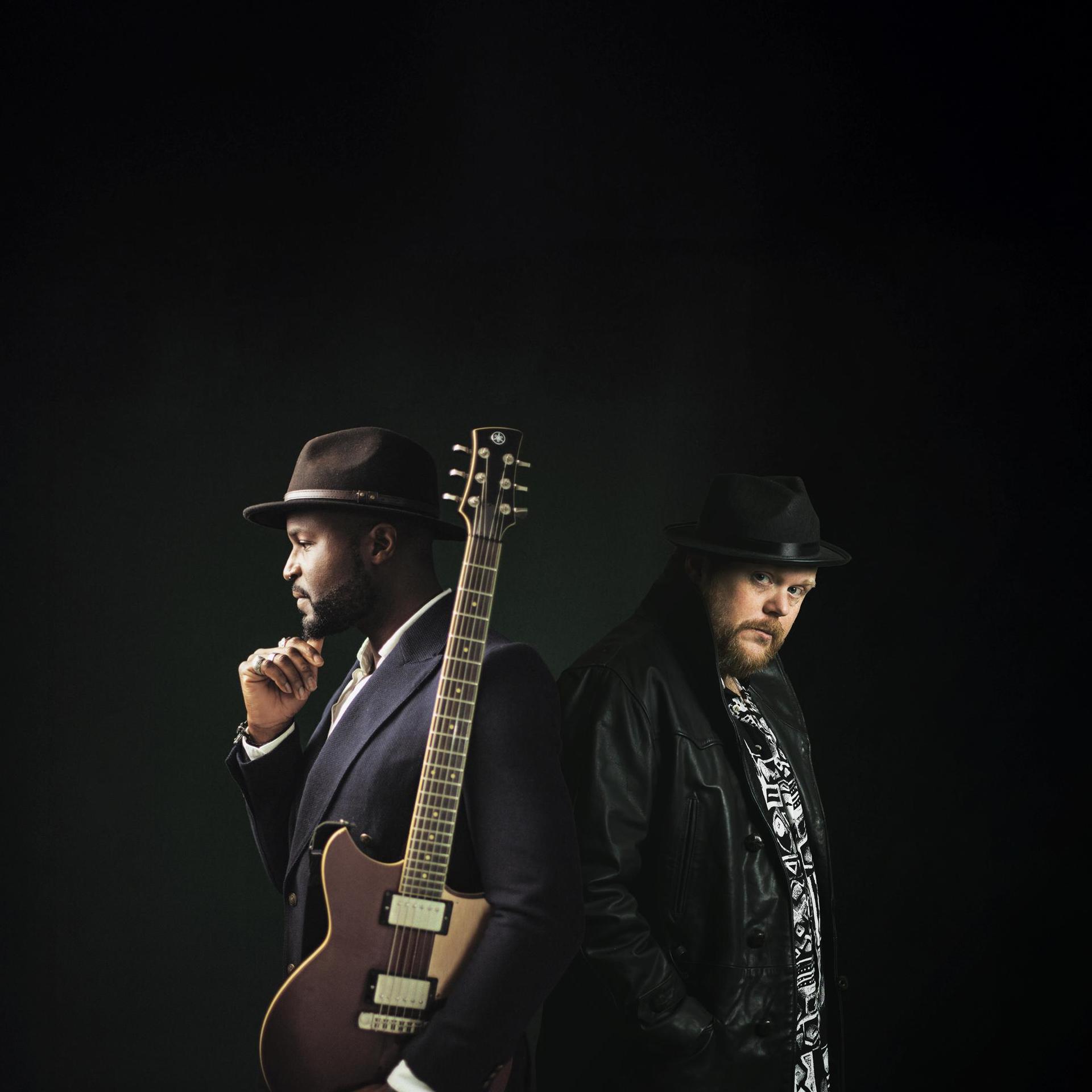 Blues, Zweet & Tranen - Hazes meets B.B. King (try-out), Promotiefoto van Blues, Zweet en Tranen met 2 mannen in het zwart tegen zwarte achtergrond