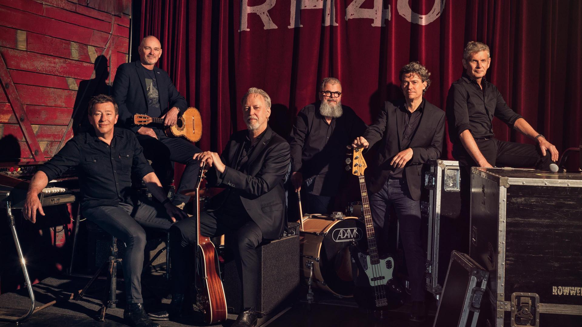 Rhobijn - 40 jaar Rowwen Hèze, Promotiefoto van de band Rowwen Hèze - de band voor het rode doek