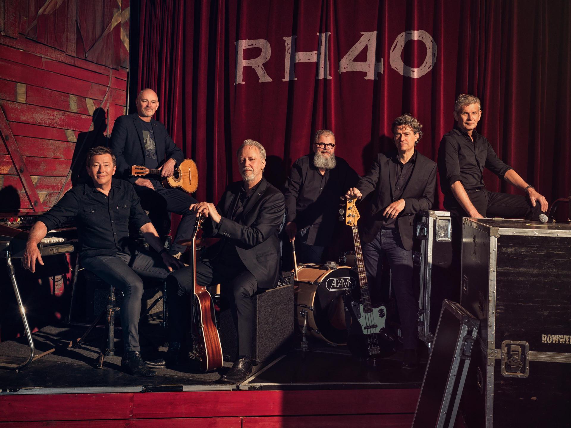 Rhobijn - 40 jaar Rowwen Hèze, Promotiefoto van de band Rowwen Hèze - de band voor het rode doek