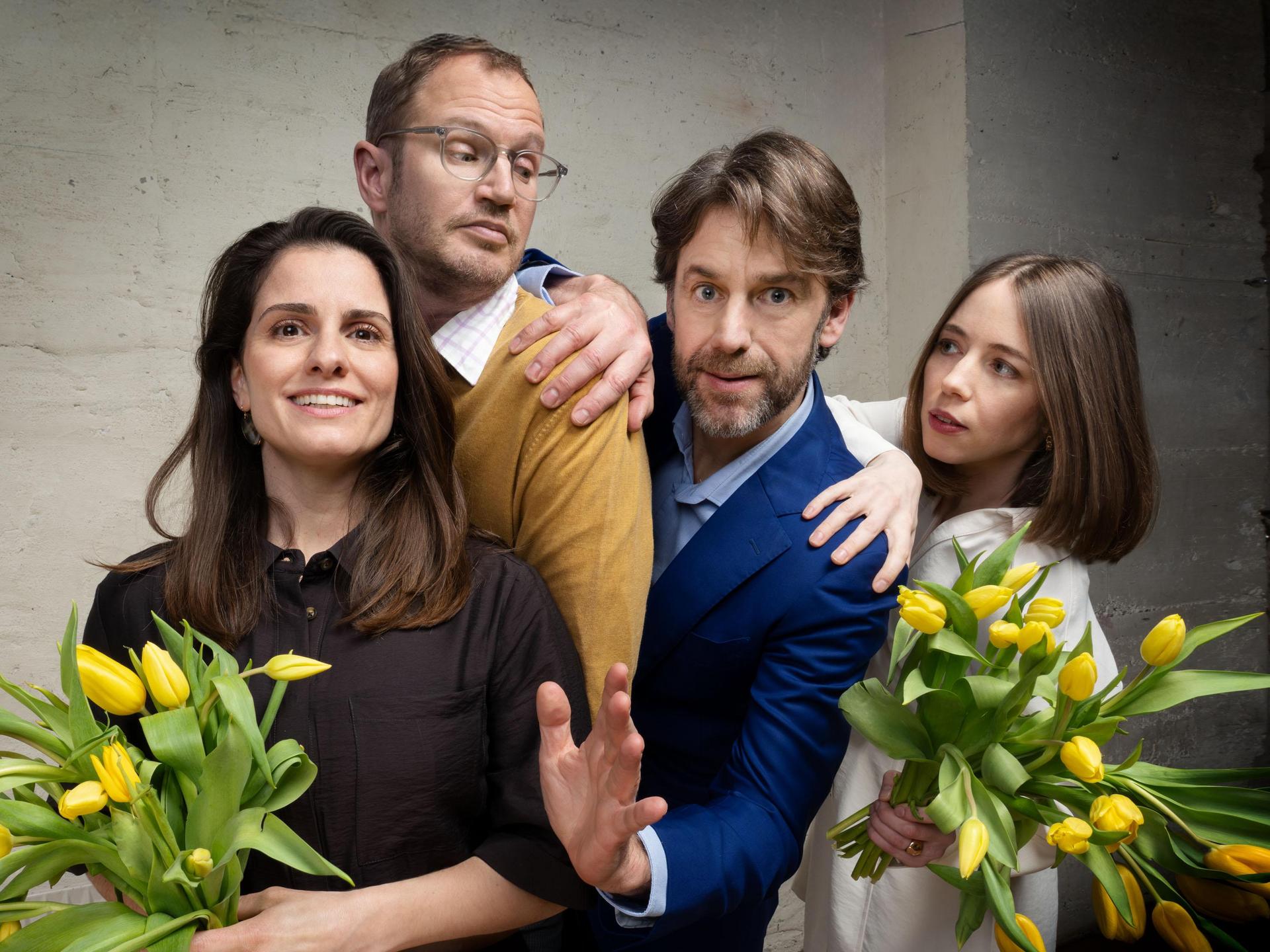 God van de Slachting, Promotiefoto God van de slachting met 4 acteurs erop met voor de vrouwen een bos gele tulpen