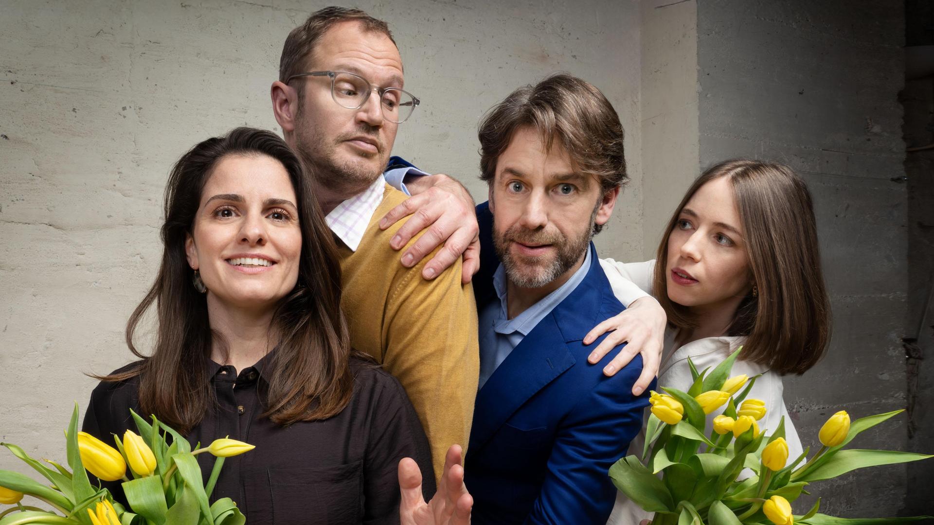 God van de Slachting, Promotiefoto God van de slachting met 4 acteurs erop met voor de vrouwen een bos gele tulpen