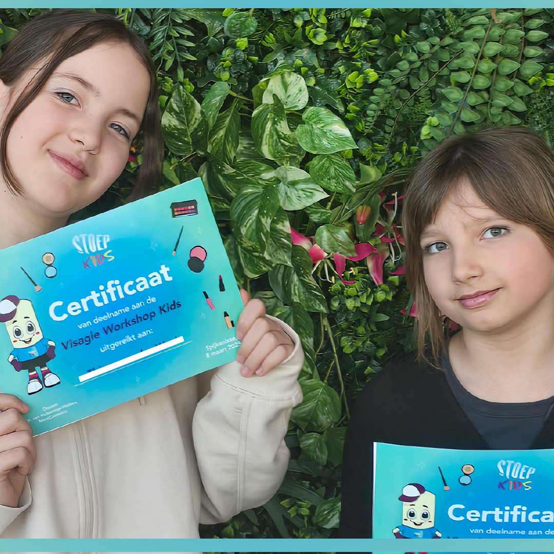Stoep Kids Workshops groot succes!, Twee kinderen die na hun visagie workshop hun certificaat laten zien.