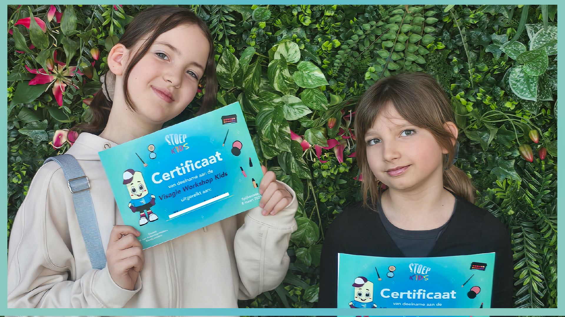 Stoep Kids Workshops groot succes!, Twee kinderen die na hun visagie workshop hun certificaat laten zien.
