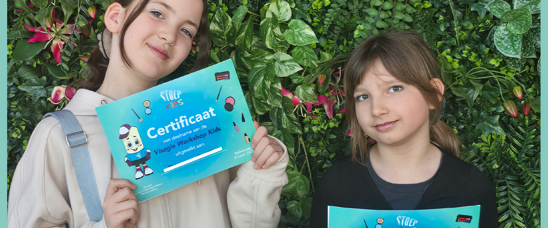 Stoep Kids Workshops groot succes!, Twee kinderen die na hun visagie workshop hun certificaat laten zien.