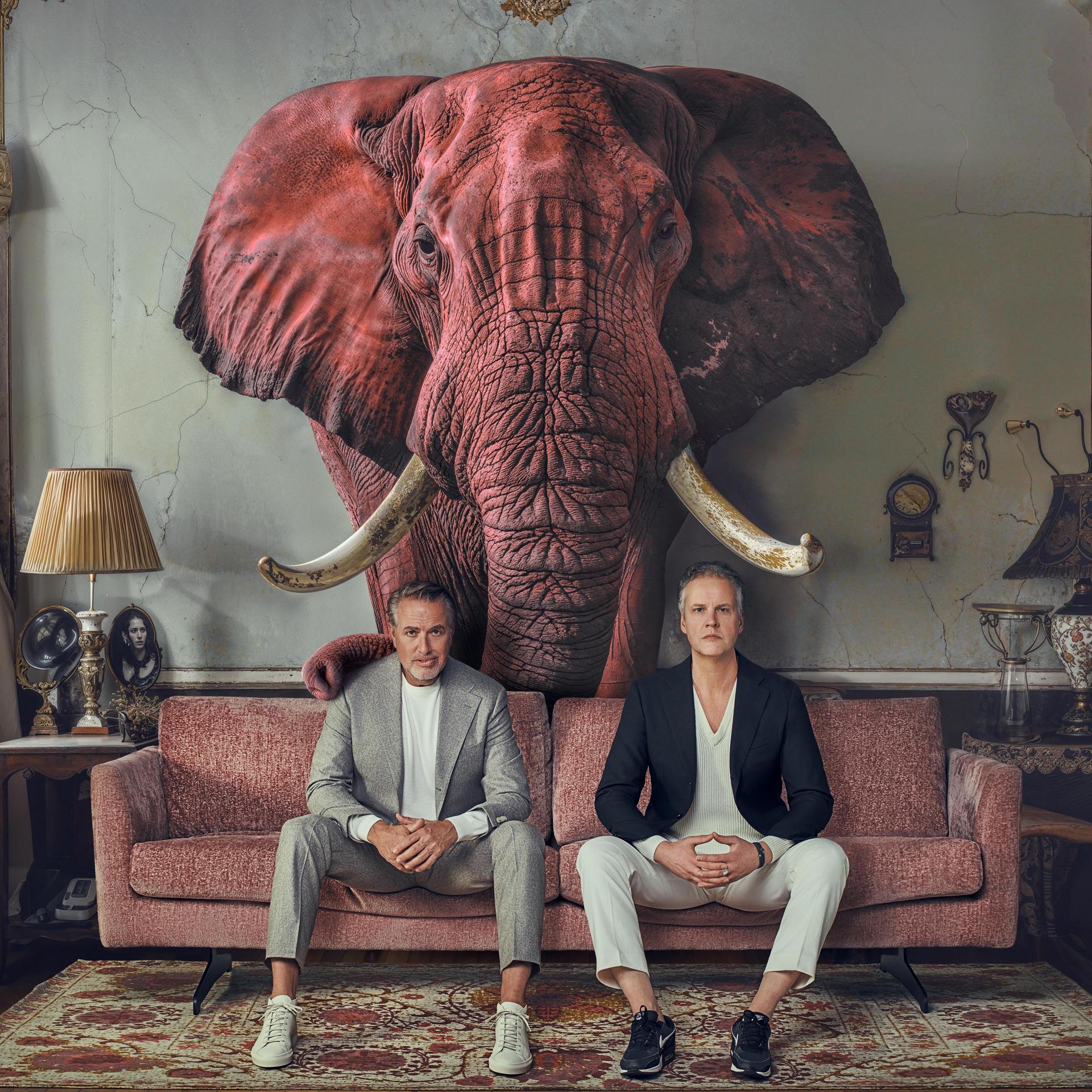 Veldhuis & Kemper, Promotiefoto van Veldhuis & Kemper op een bank met een groot olifanthoofd aan de muur boven de bank