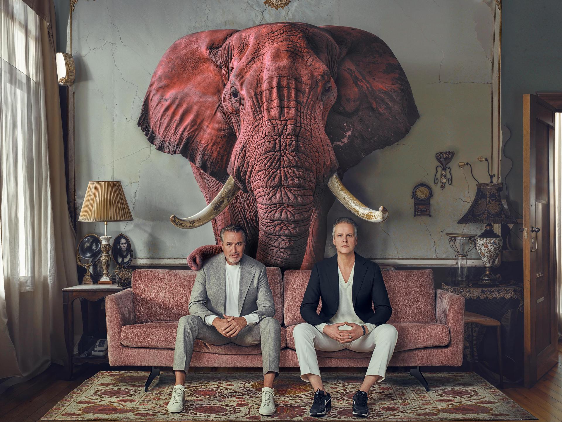 Veldhuis & Kemper, Promotiefoto van Veldhuis & Kemper op een bank met een groot olifanthoofd aan de muur boven de bank
