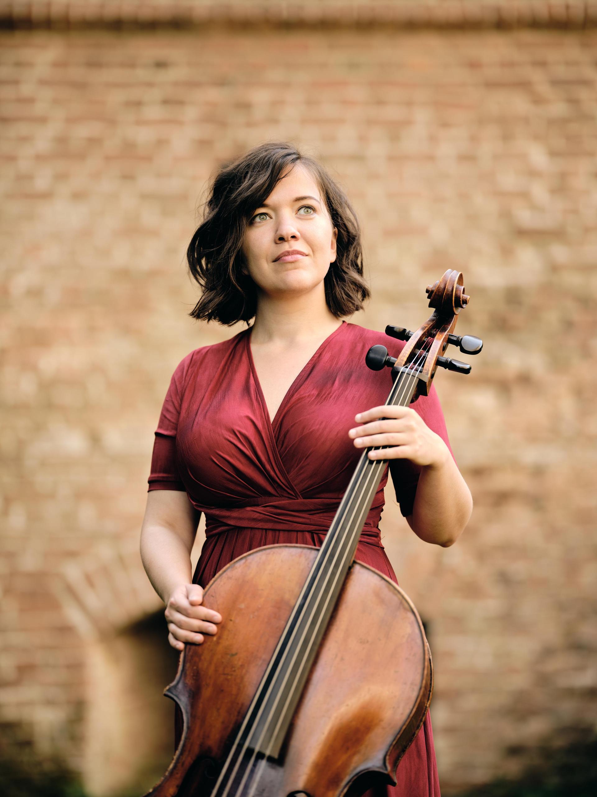 Promotiefoto van Anastasia Feruleva met haar cello