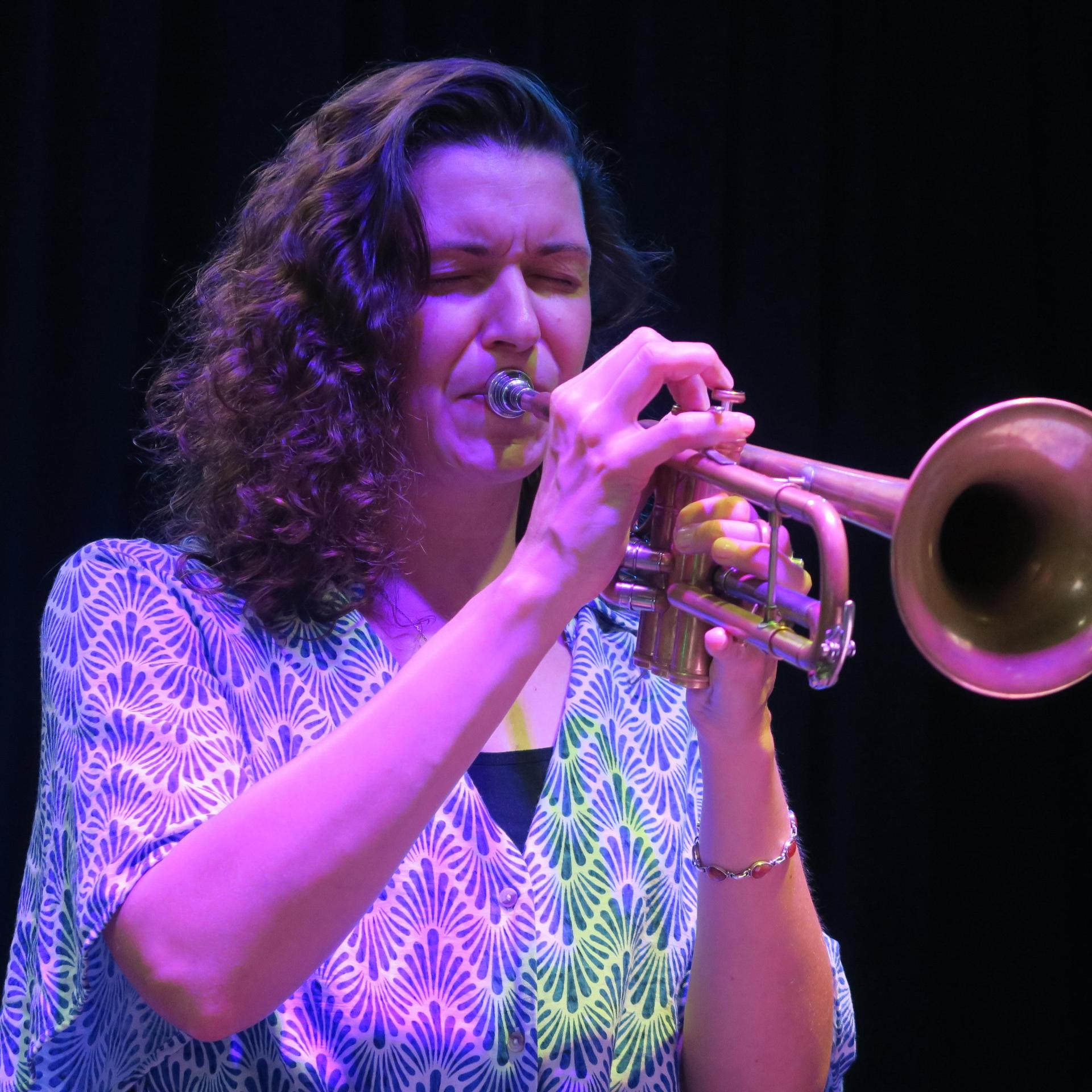 Stoep Jazz: Suzan Veneman Sextet, Promotiefoto van Anastasia Feruleva met haar cello