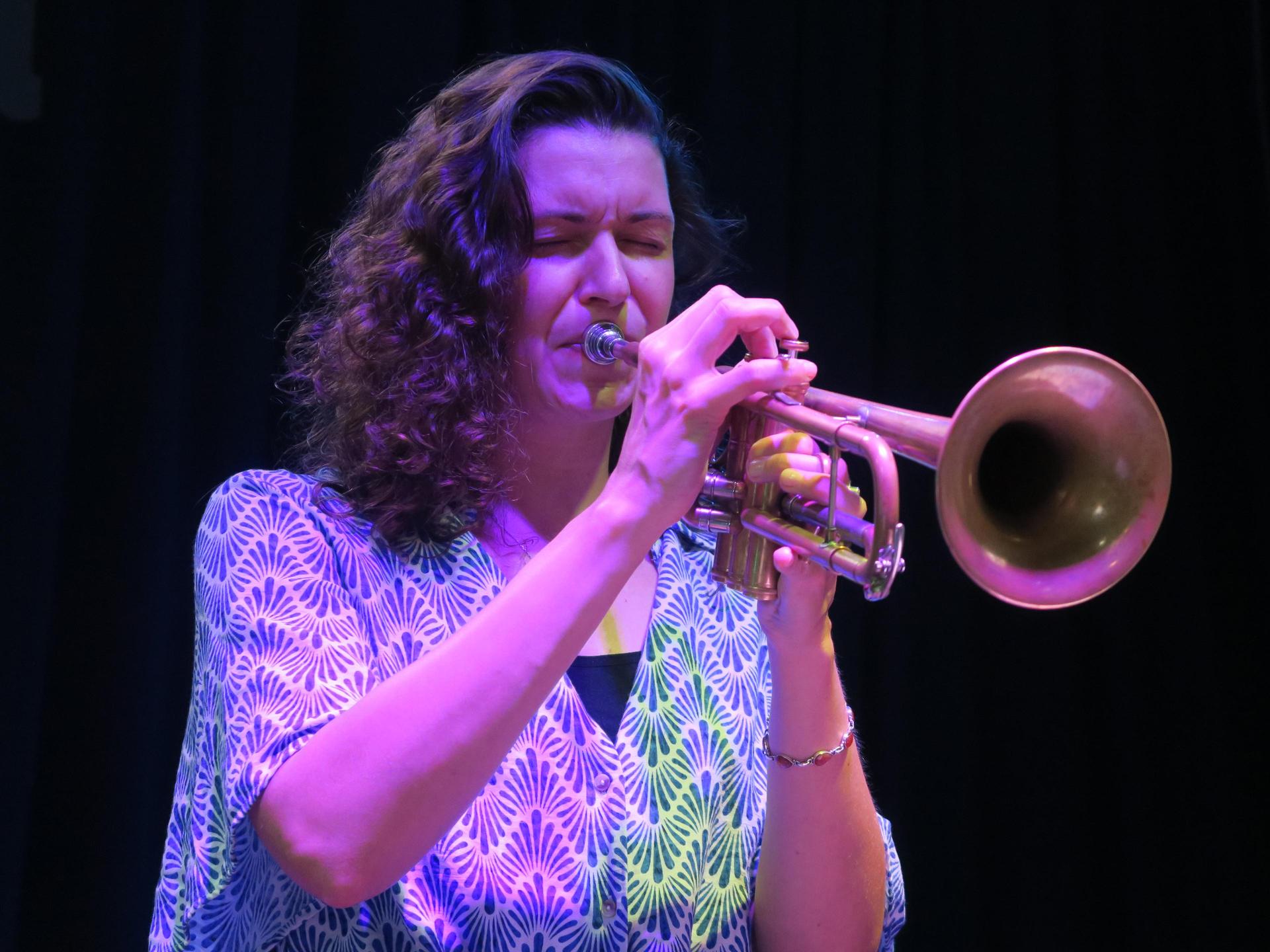 Stoep Jazz: Suzan Veneman Sextet, Promotiefoto van Anastasia Feruleva met haar cello