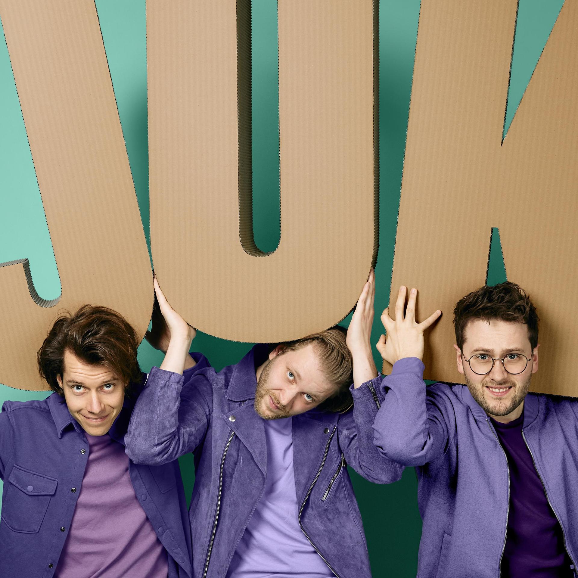 Jeroens Clan, Promotiefoto van Jeroen's Clan - de 3 heren die het woord JUK tillen