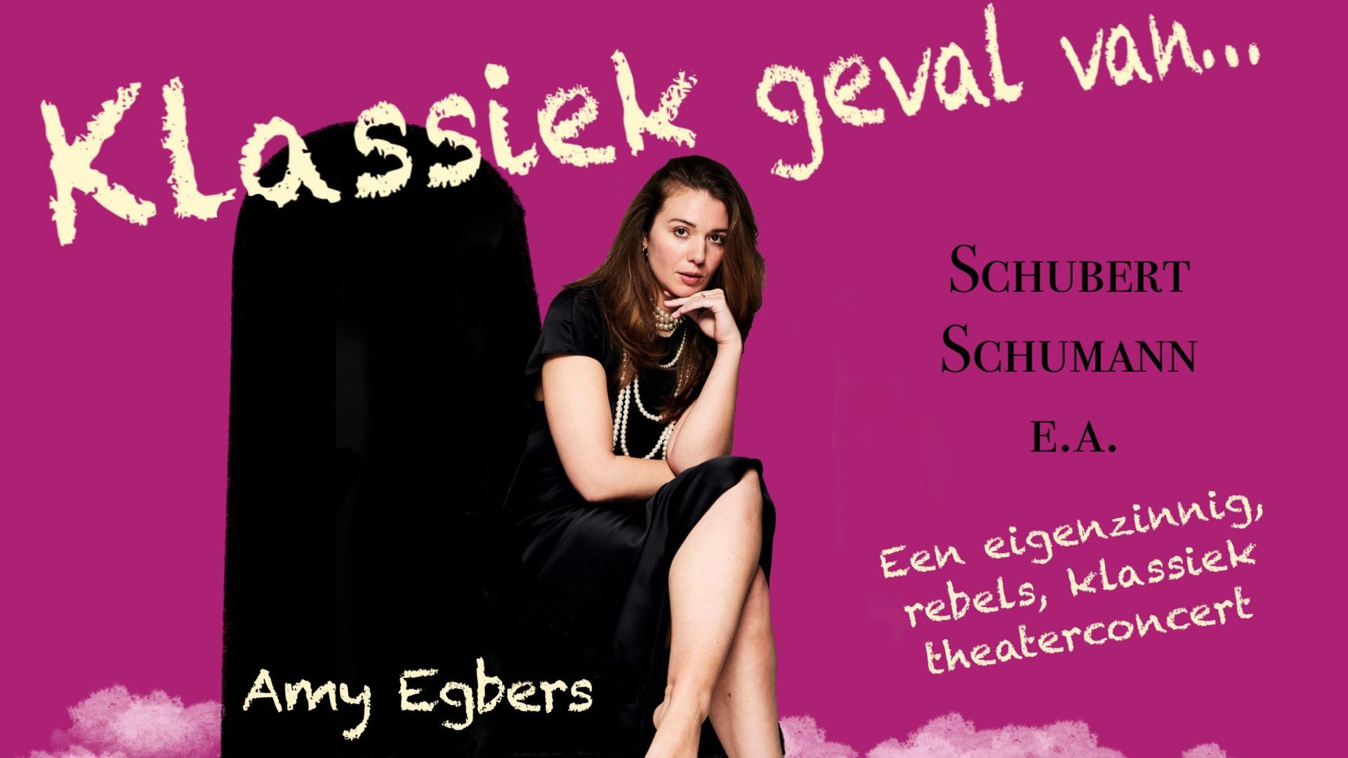 Amy Egbers, Promtiefoto van Amy Egbers tegen een roze achtergrond met een piano en wolken erop