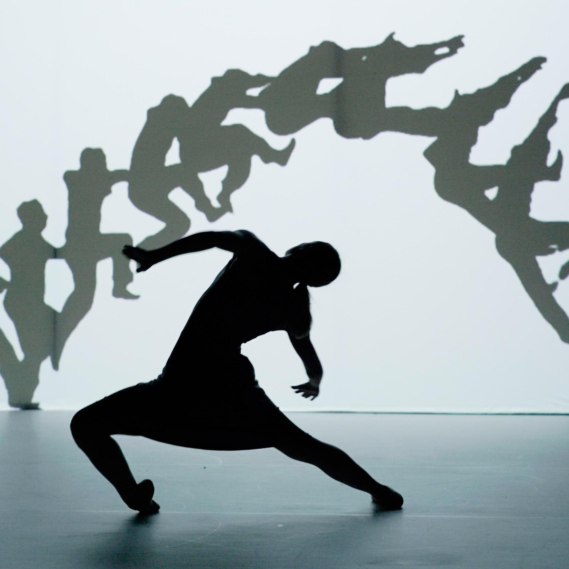 Another Kind of Blue, Promotiefoto van Another Kind of Blue met dansers en beeldprojectie daarachter