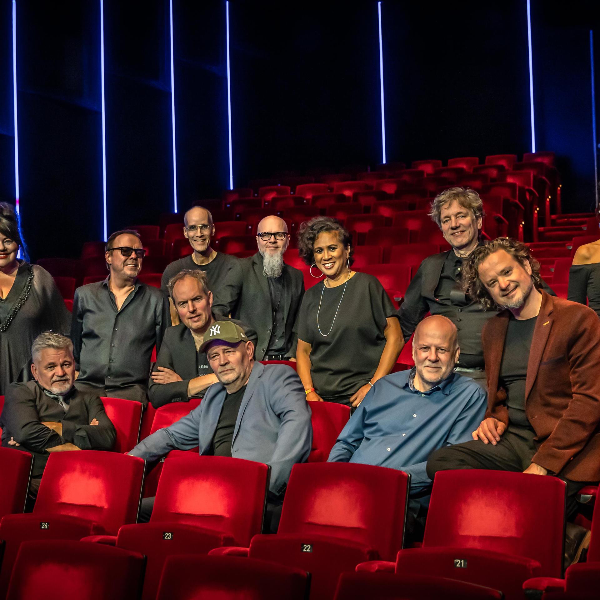 Do It Again: the best of Steely Dan, Promotiefoto van The Royal Dutch Scam - de band die op de tribune zit te kijken