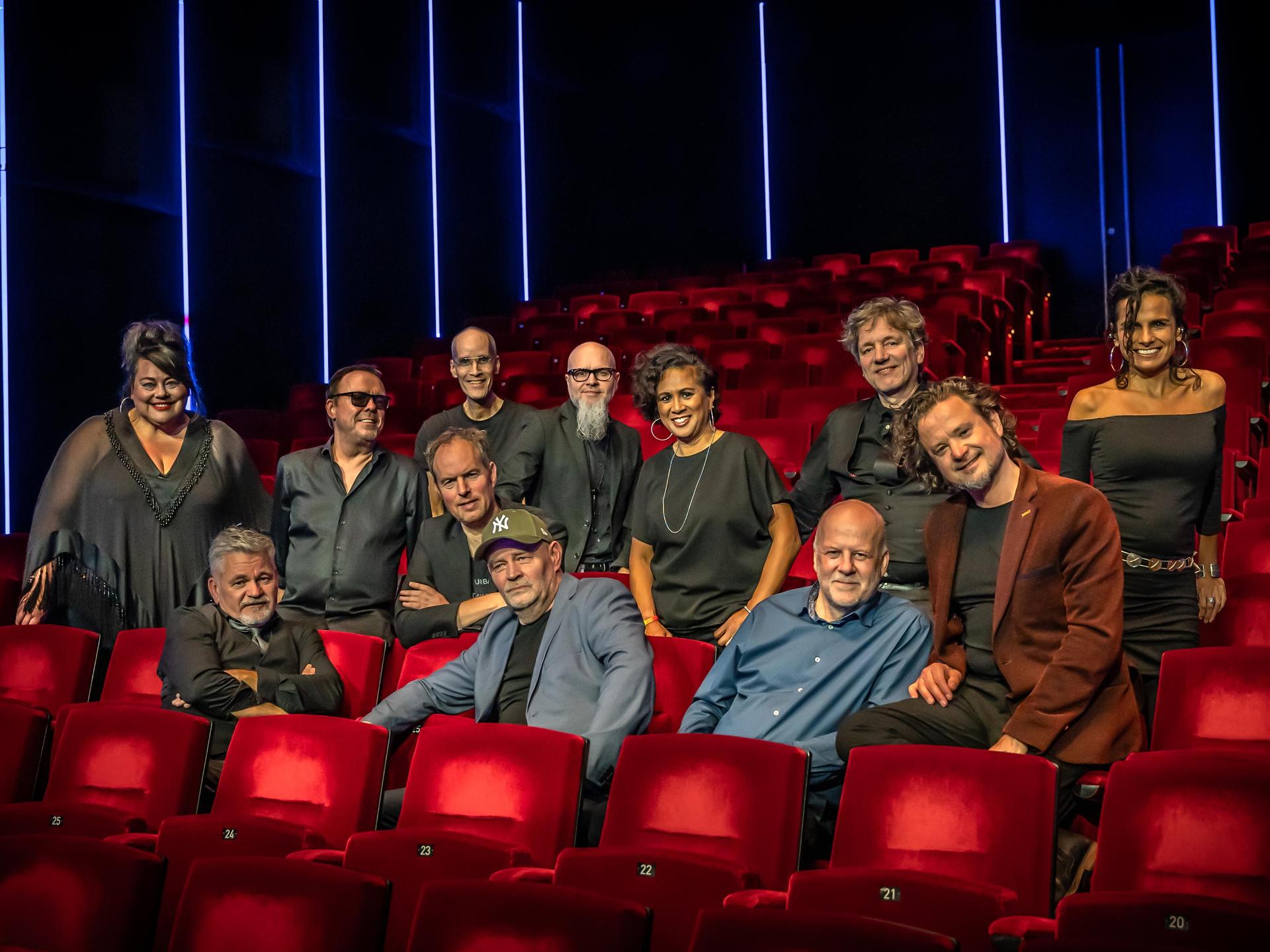 Do It Again: the best of Steely Dan, Promotiefoto van The Royal Dutch Scam - de band die op de tribune zit te kijken