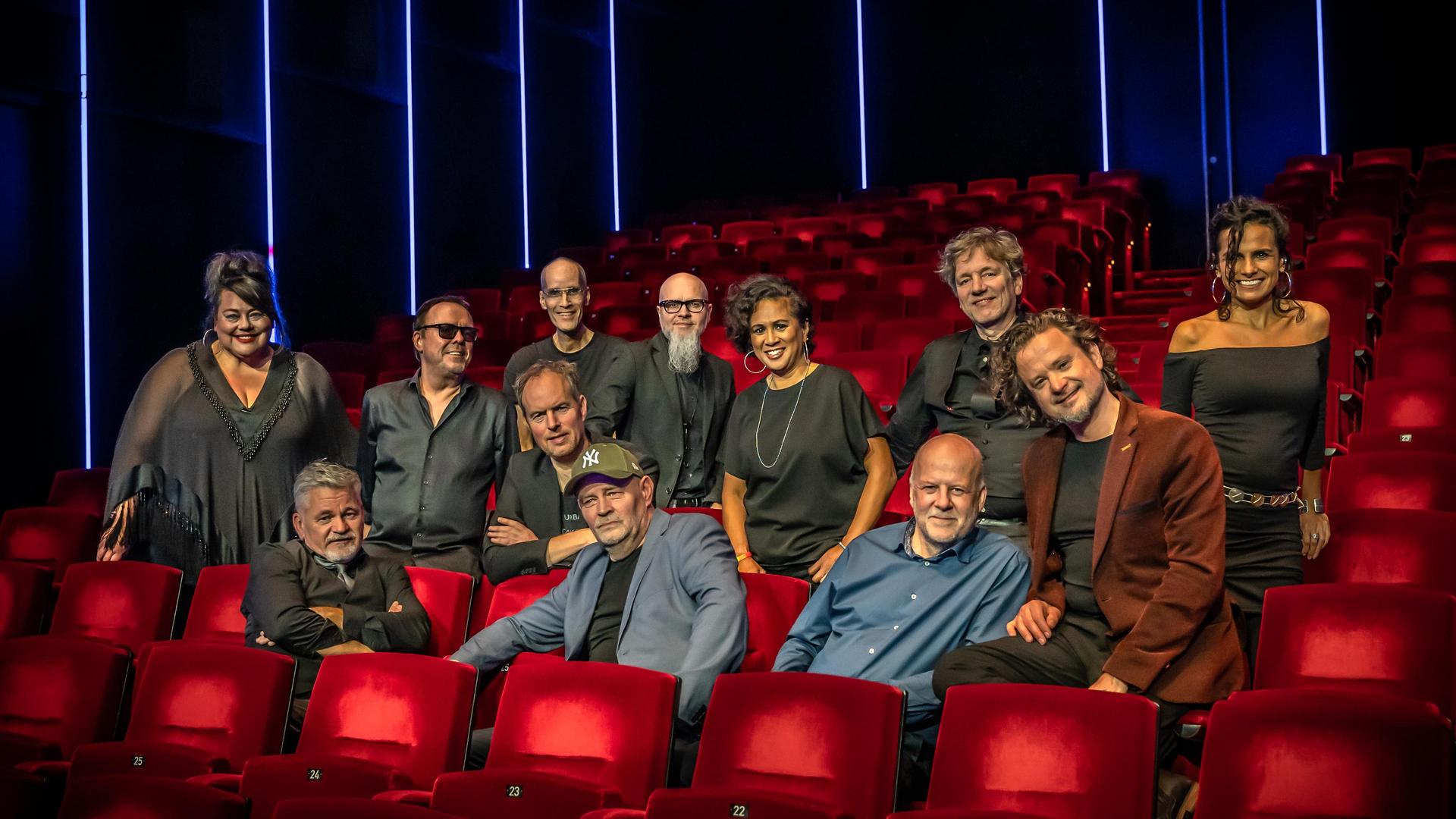 Do It Again: the best of Steely Dan, Promotiefoto van The Royal Dutch Scam - de band die op de tribune zit te kijken