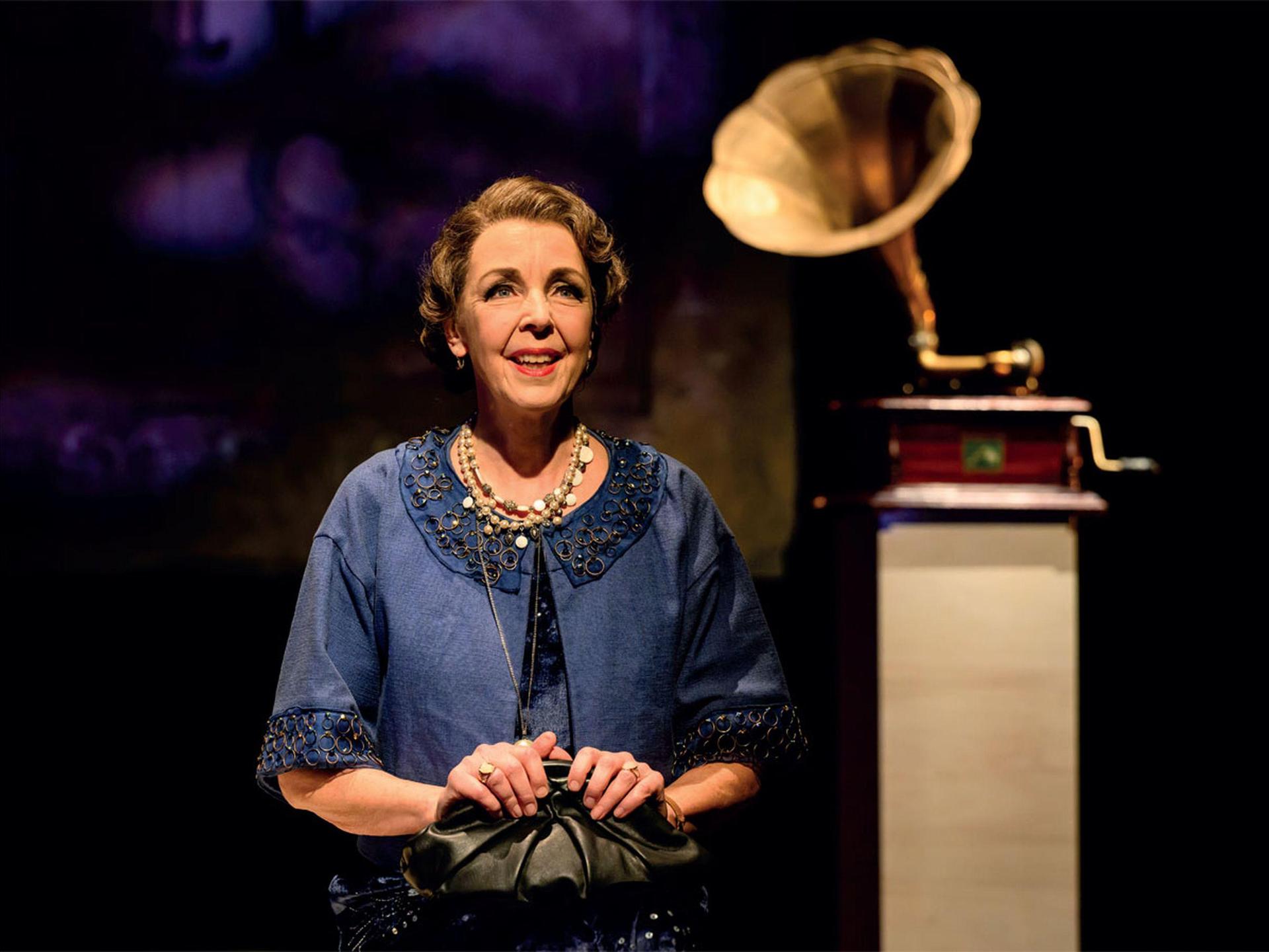 Viva la Diva!, Promotiefoto bij Viva La Diva met de operazangeres op het podium