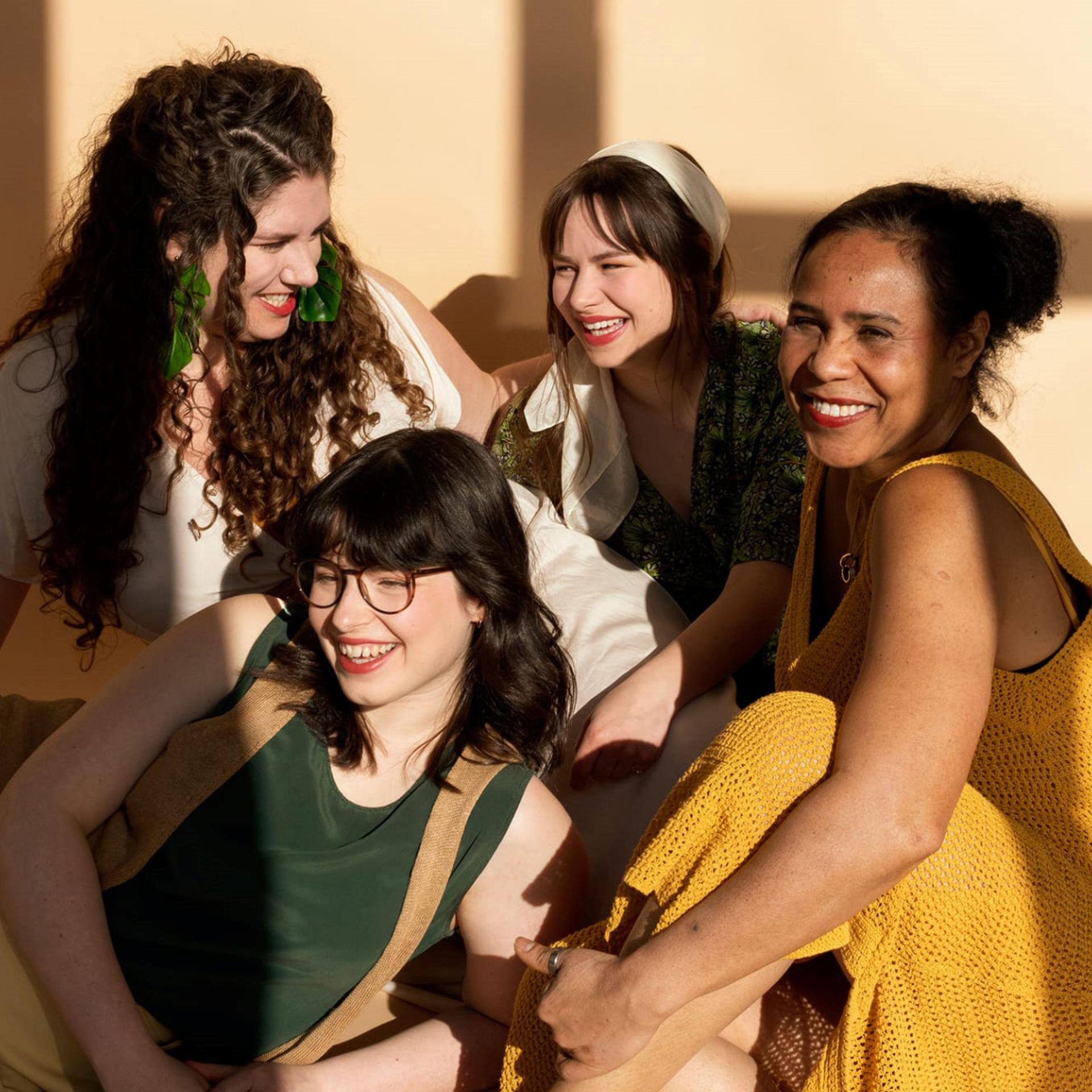 Stoep Jazz: Cantorias, Promotiefoto van jazzgezelschap Cantorias - 4 dames in het zonnetje
