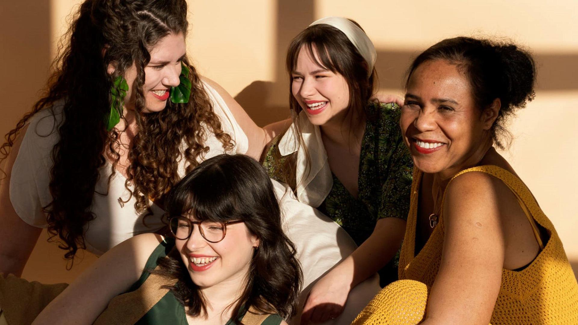 Stoep Jazz: Cantorias, Promotiefoto van jazzgezelschap Cantorias - 4 dames in het zonnetje