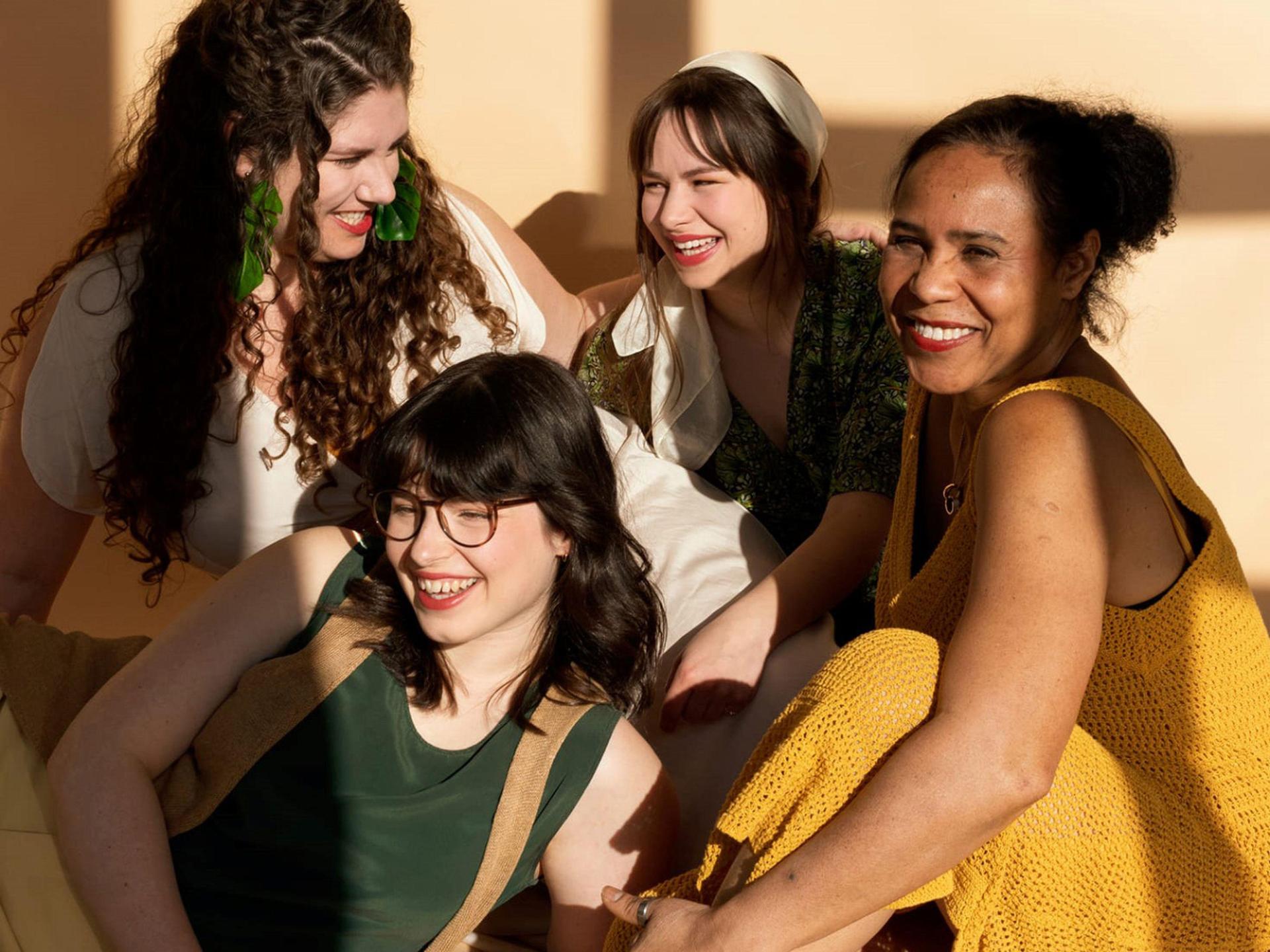 Stoep Jazz: Cantorias, Promotiefoto van jazzgezelschap Cantorias - 4 dames in het zonnetje