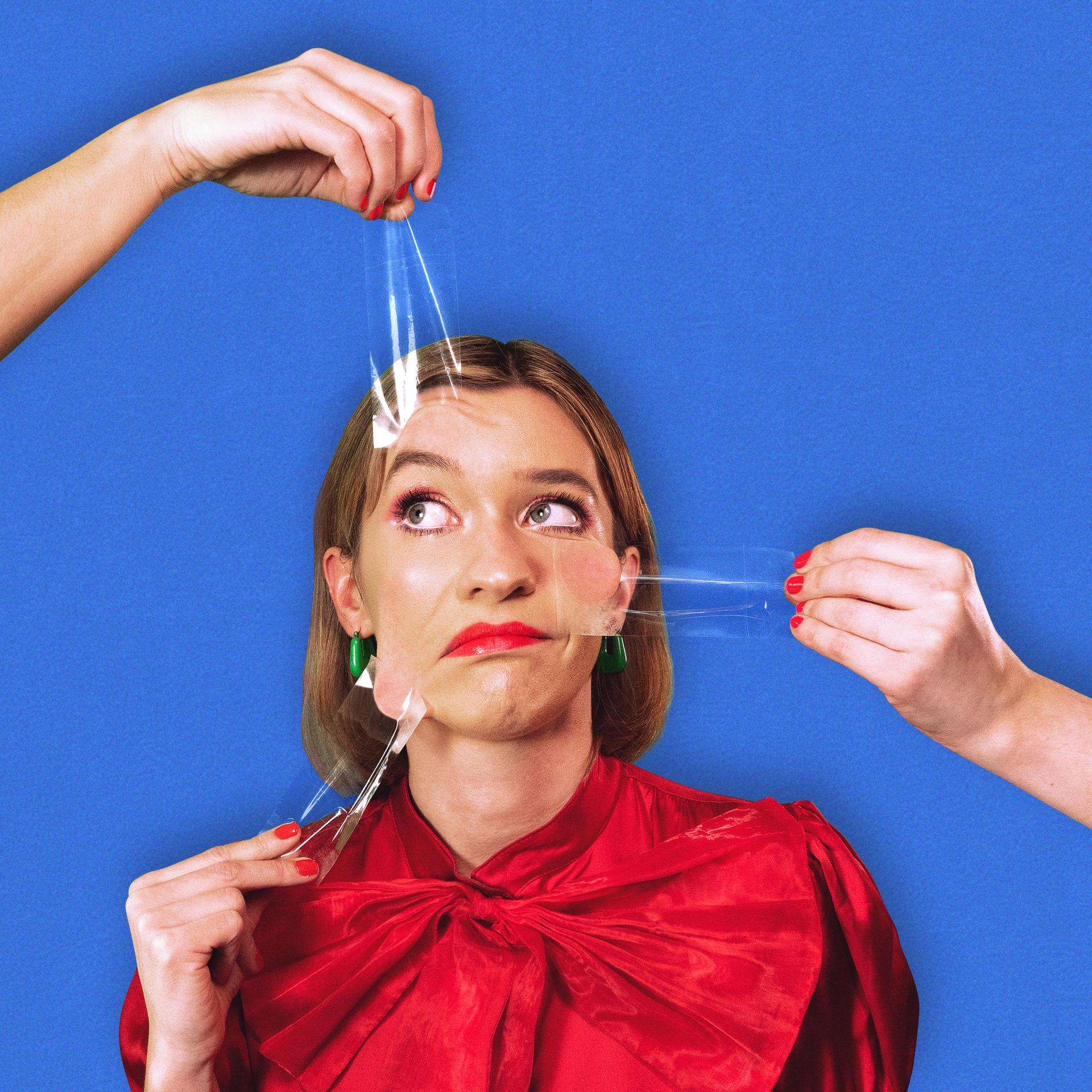 Juliet, Promotiefoto van Juliet met plakband aan haar gezicht dat er wordt afgetrokken door meerdere handen