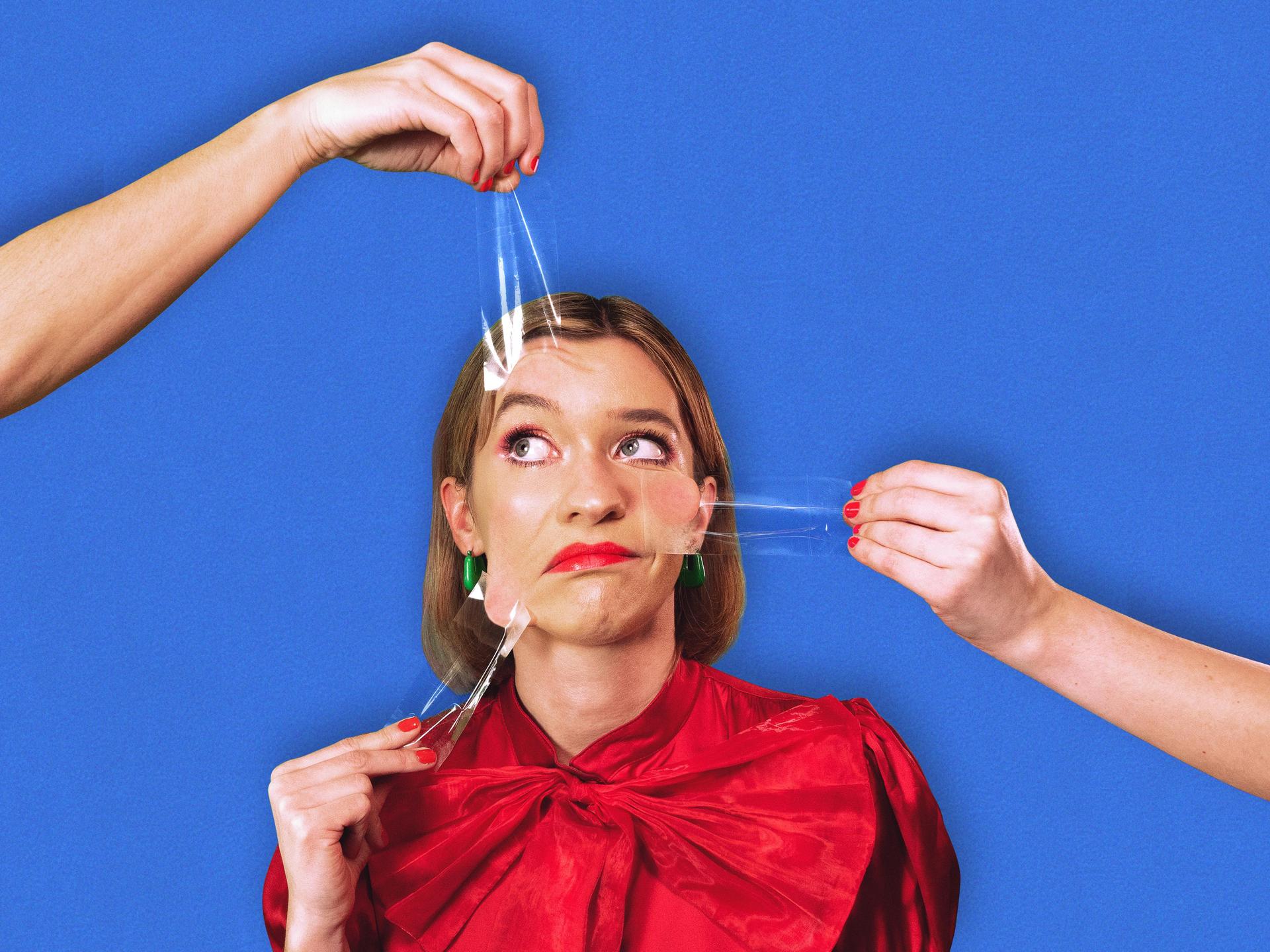 Juliet, Promotiefoto van Juliet met plakband aan haar gezicht dat er wordt afgetrokken door meerdere handen