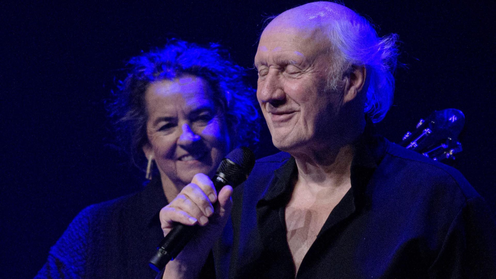 Herman van Veen, Promotiefoto van Herman van Veen met microfoon en gitarist achter hem