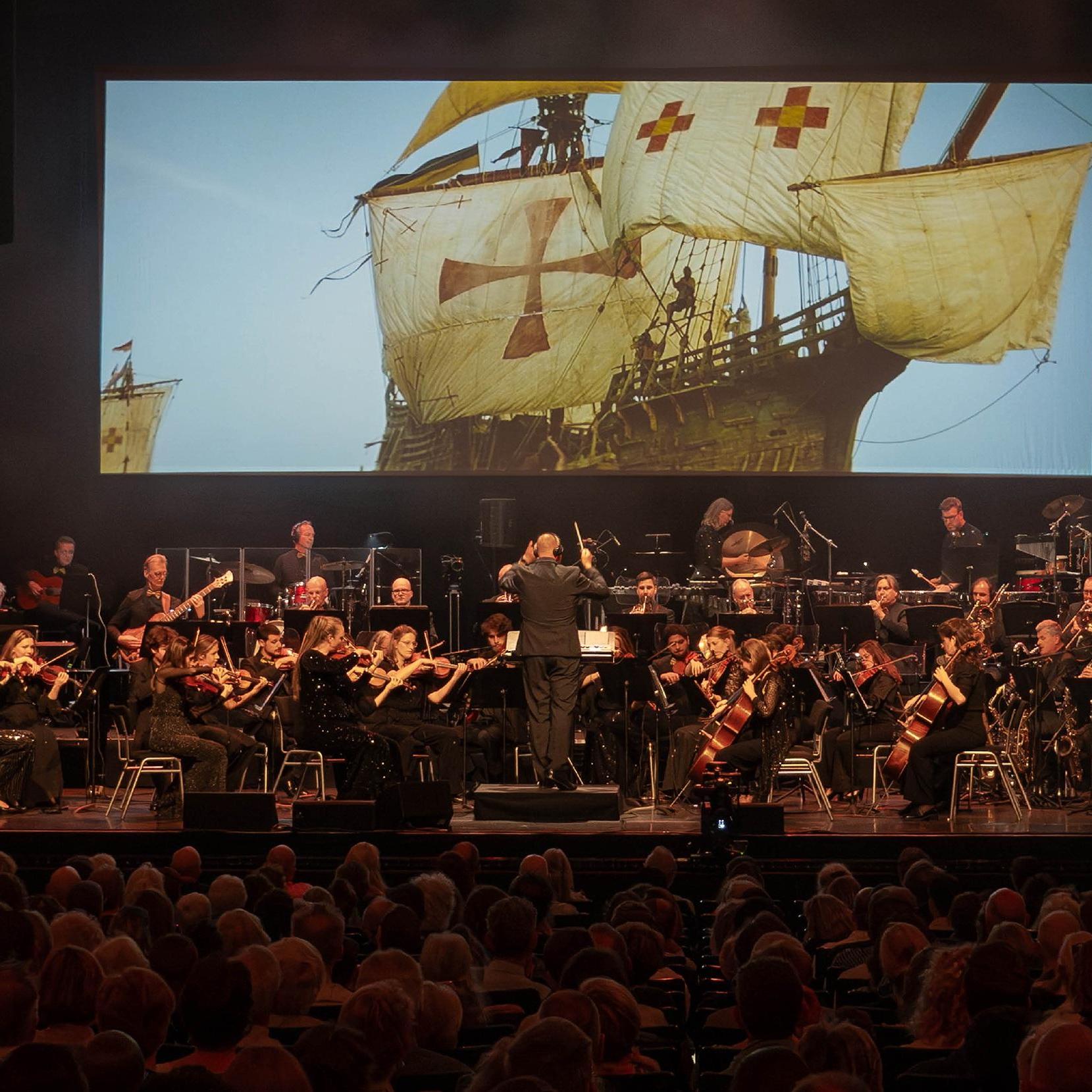 CineMusic, Promotiefoto van Cinemusic - Films live in concert met groot orkest op podium voor projectiescherm