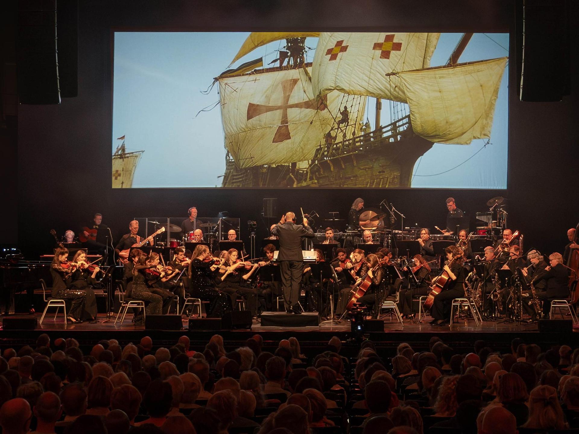 CineMusic, Promotiefoto van Cinemusic - Films live in concert met groot orkest op podium voor projectiescherm
