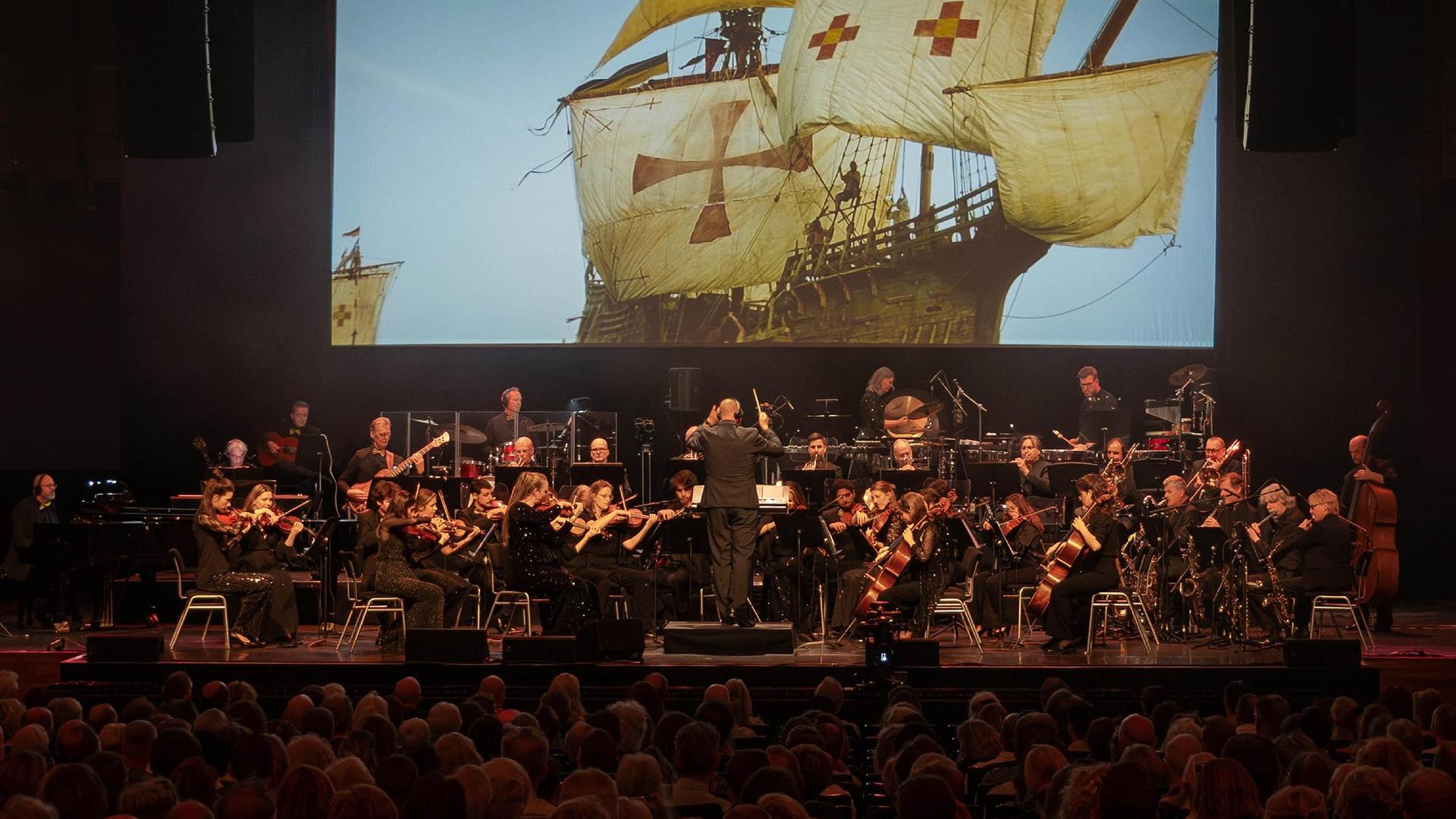 CineMusic, Promotiefoto van Cinemusic - Films live in concert met groot orkest op podium voor projectiescherm