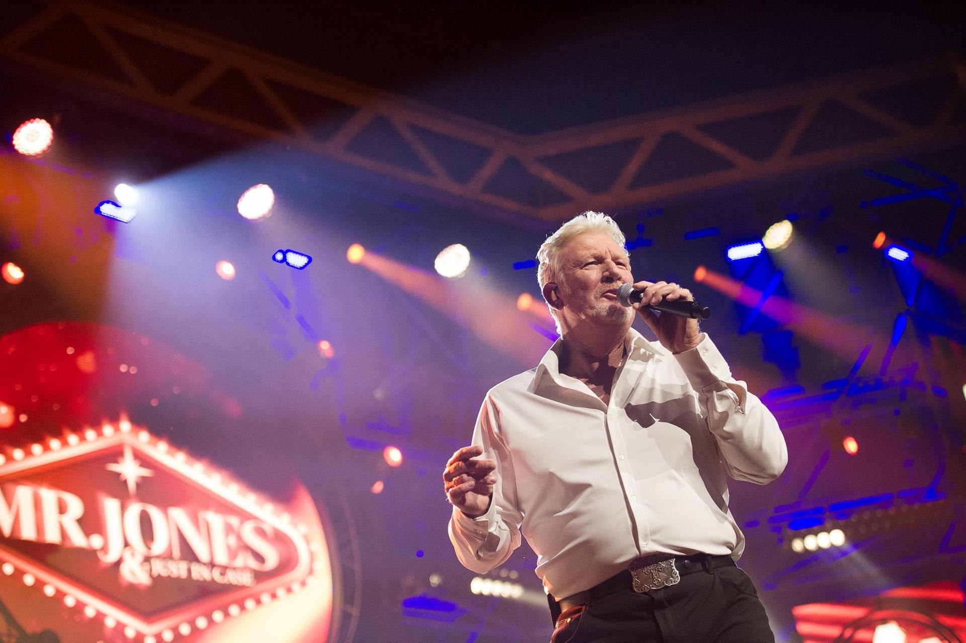 Foto bij Mr Jones & Just in Case - zanger op het podium tijdens een optreden
