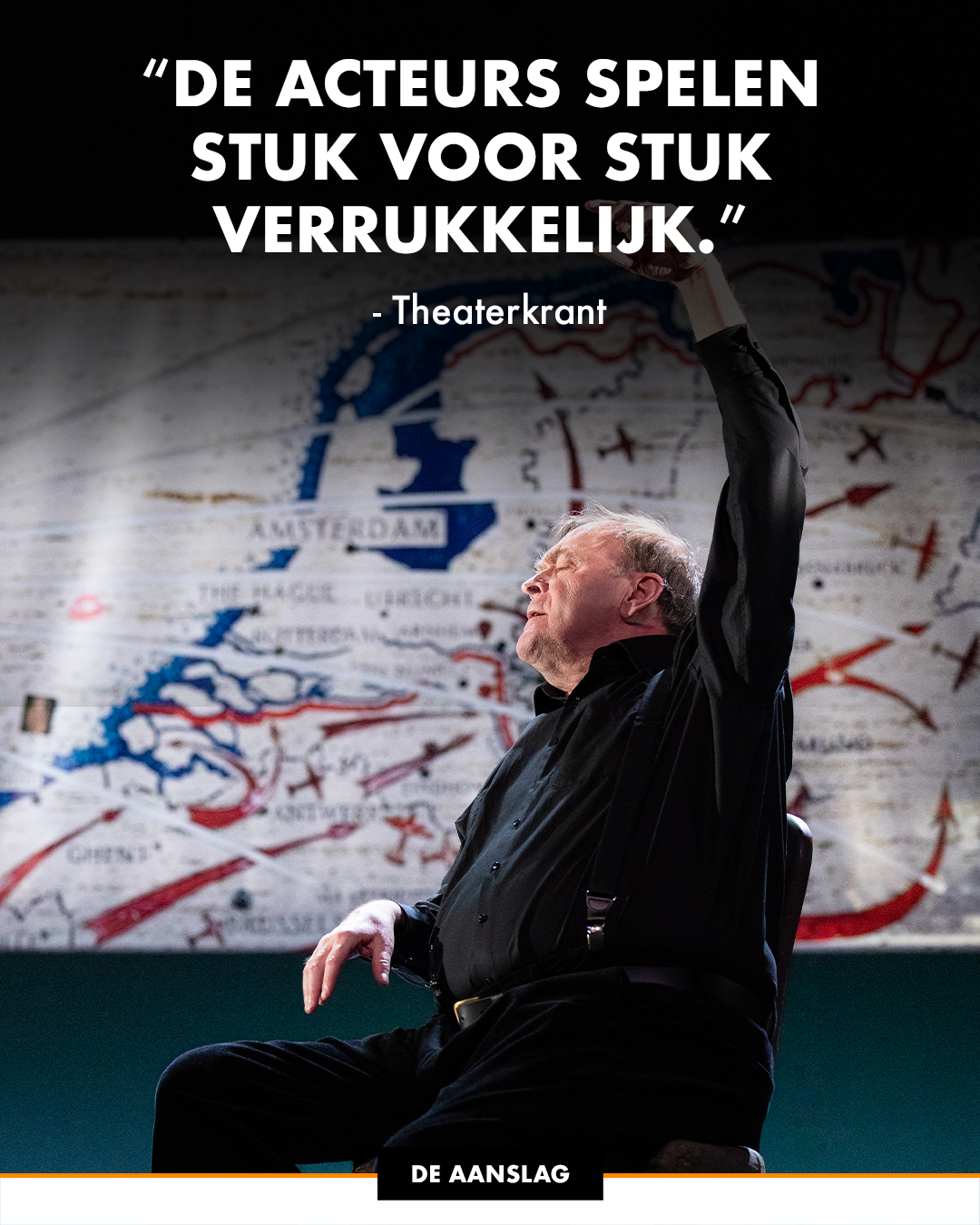quotefoto bij de Aanslag met een recensiequote op het scènebeeld