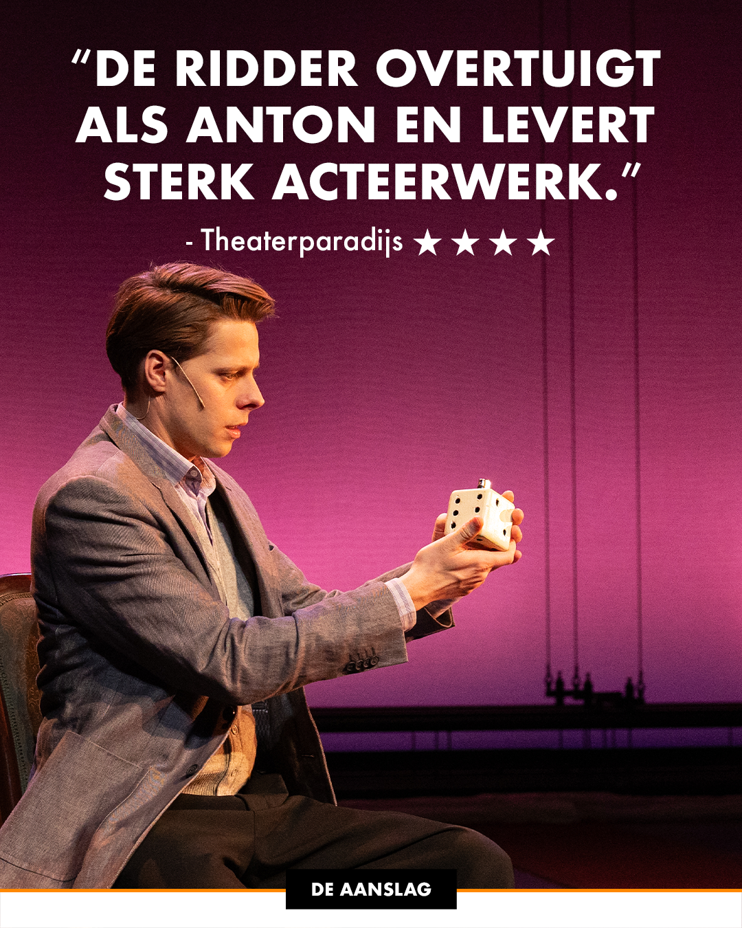 quotefoto bij de Aanslag met een recensiequote op het scènebeeld