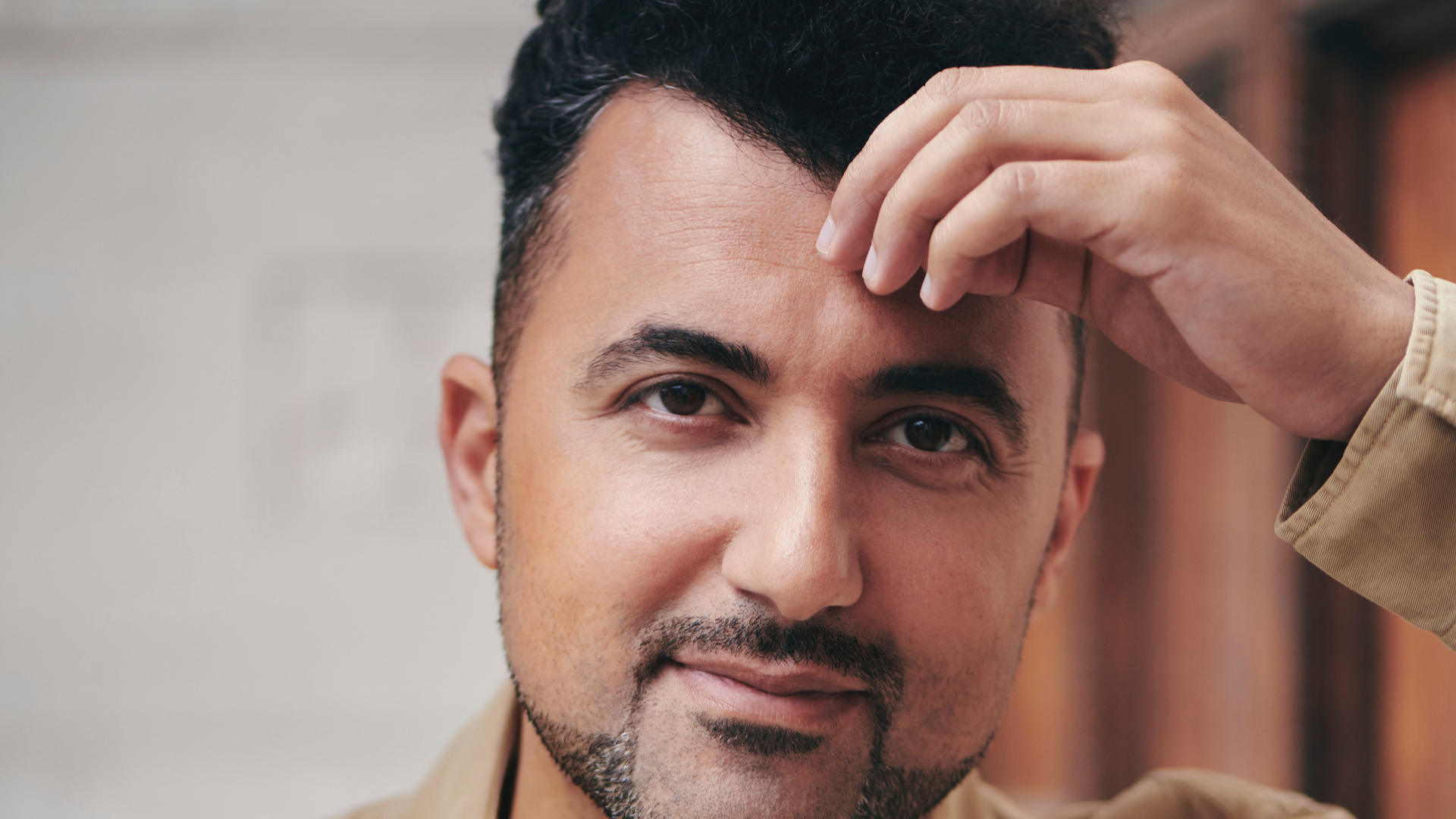 Özcan Akyol, Promotiefoto van Eus met zijn hand bij zijn hoofd 