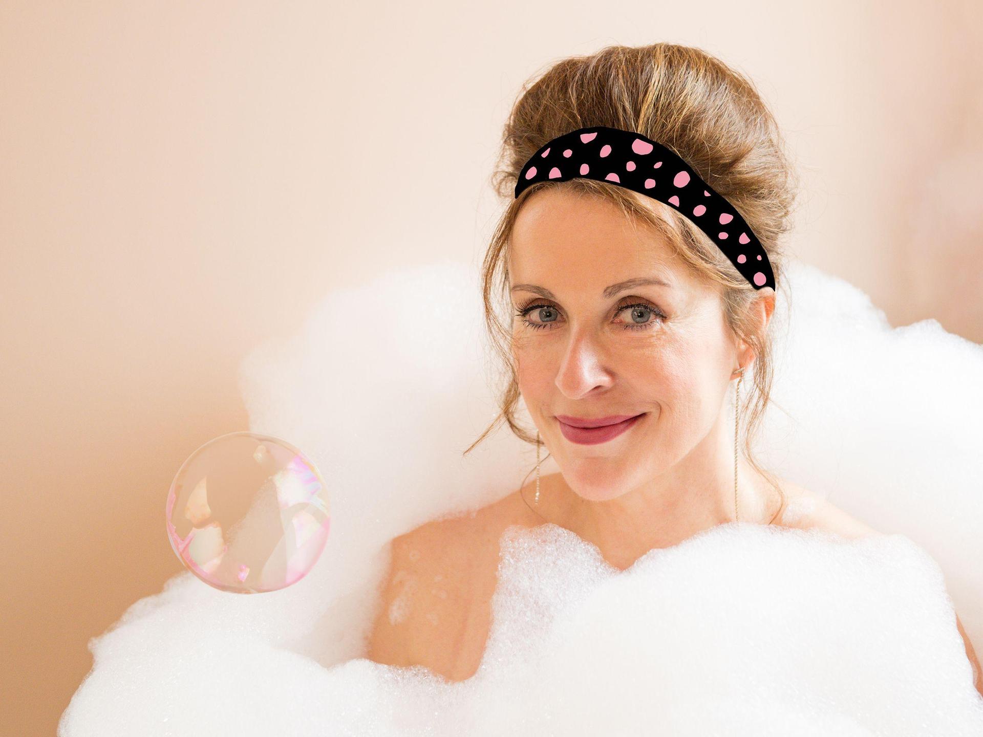 Annick Boer, Promotiefoto van Annick Boer onder het schuim in een schuimbad