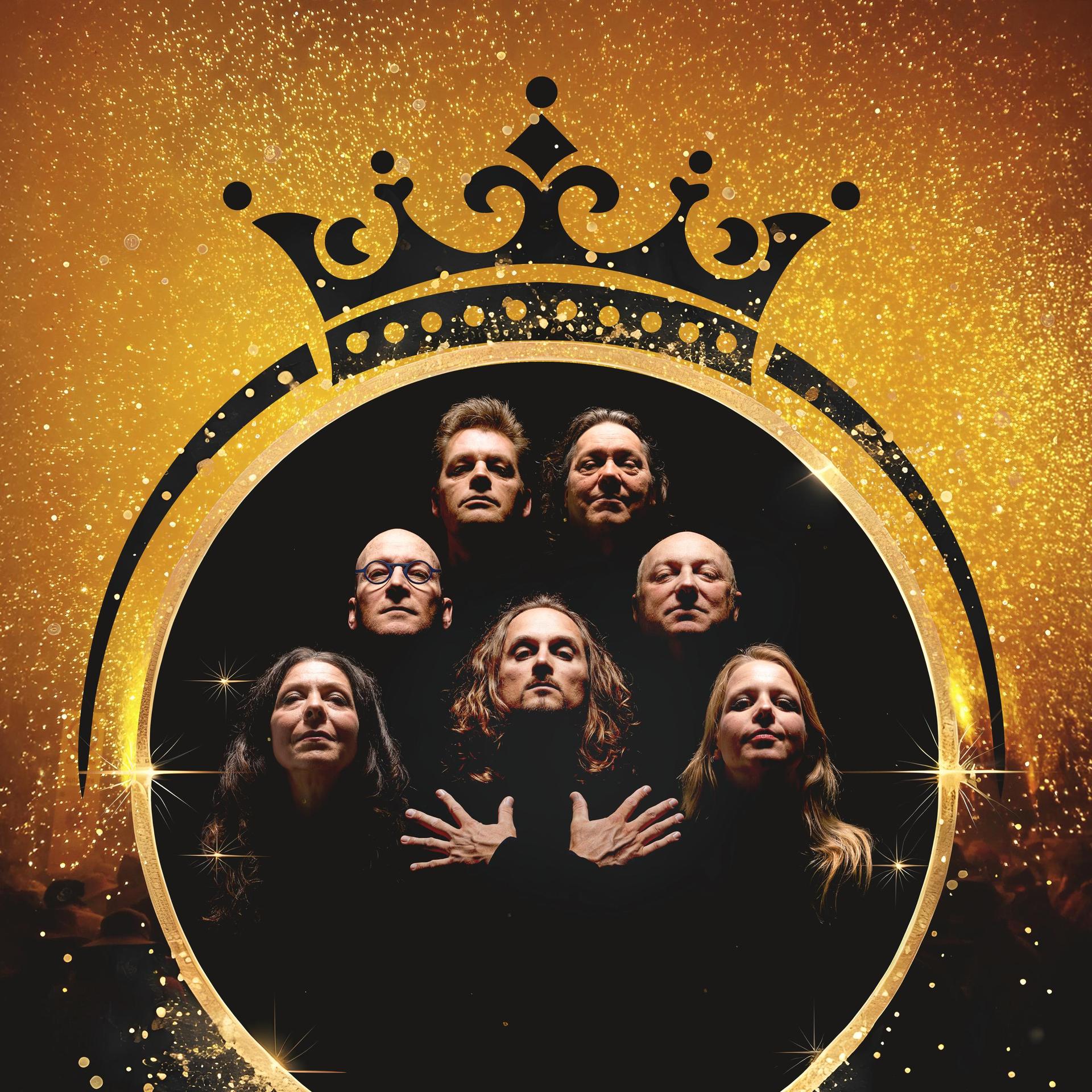 Crazy Little Things, Promotiefoto van Crazy Little Things met 7 bandleden erop in een cirkelvorm met een kroon erop