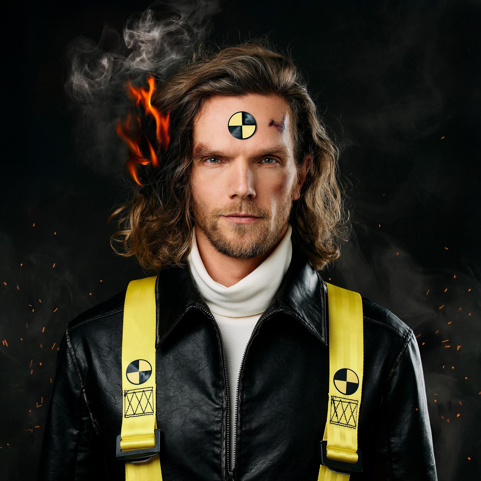 Ruud Smulders, Promotiefoto van Ruud Smulders met zijn haar in brand en gele bretels met gevaarteken erop aan