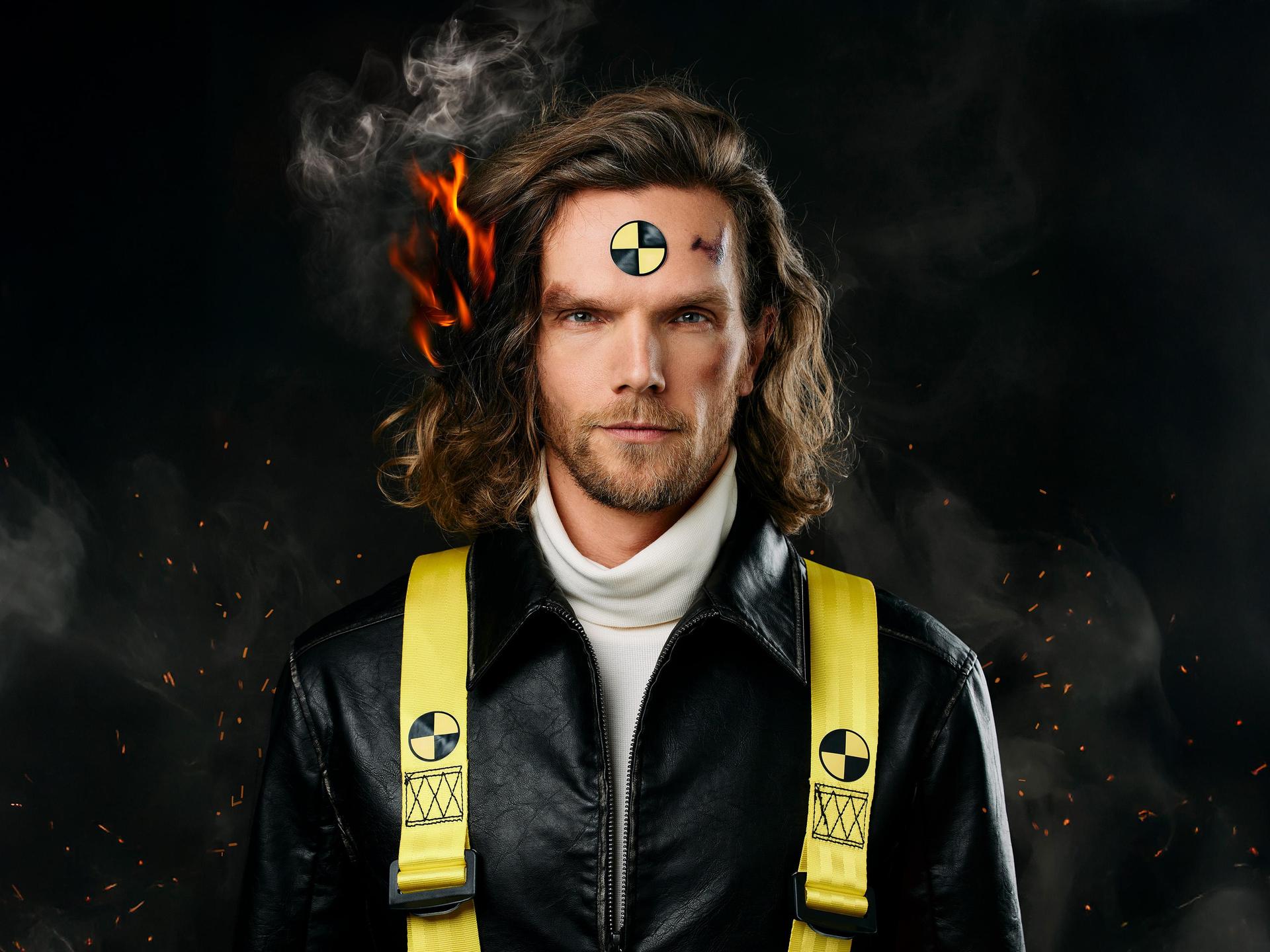 Ruud Smulders, Promotiefoto van Ruud Smulders met zijn haar in brand en gele bretels met gevaarteken erop aan