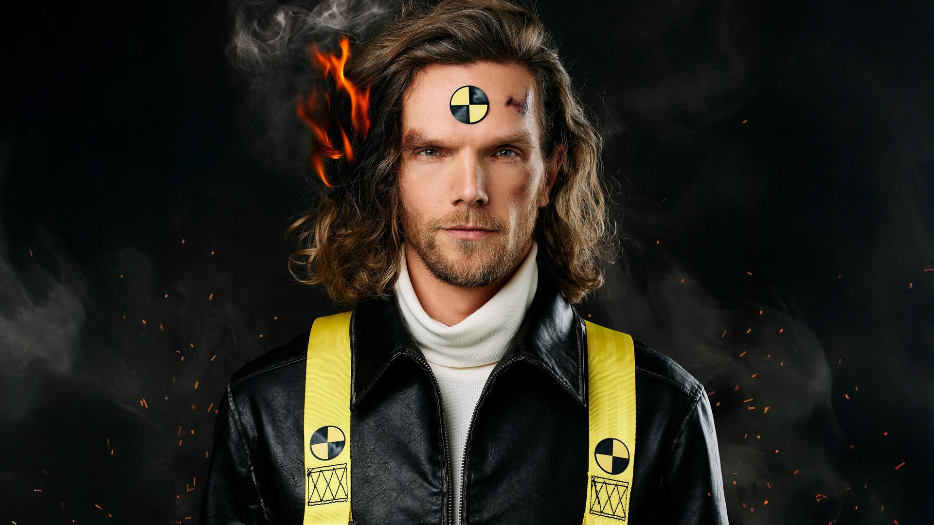 Ruud Smulders, Promotiefoto van Ruud Smulders met zijn haar in brand en gele bretels met gevaarteken erop aan