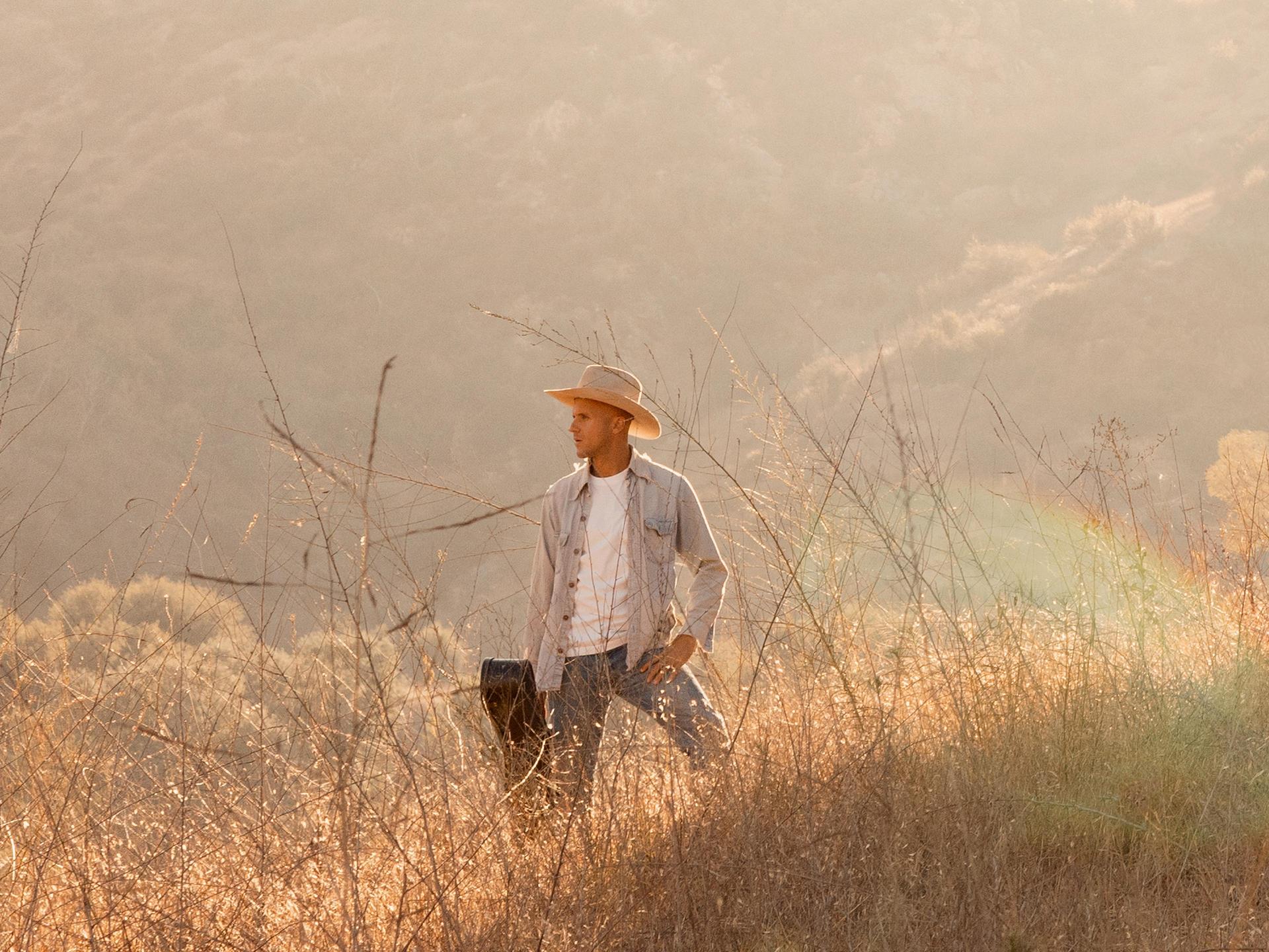 Milow, Promotiefoto van Milow op een berg met een diepte achter zich en in het zonnetje