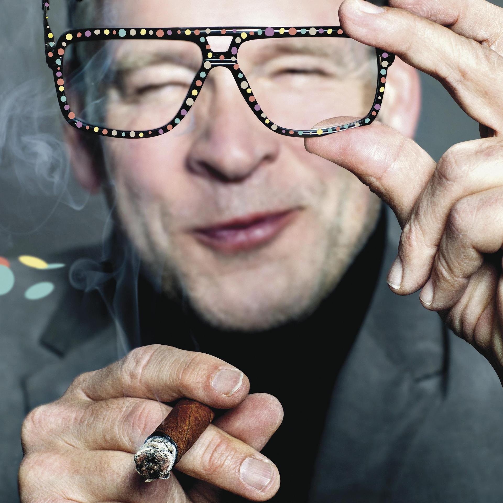 Erik van Muiswinkel, Promotiefoto van Erik van Muiswinkel als Drs P met een brilletje op en een sigaar