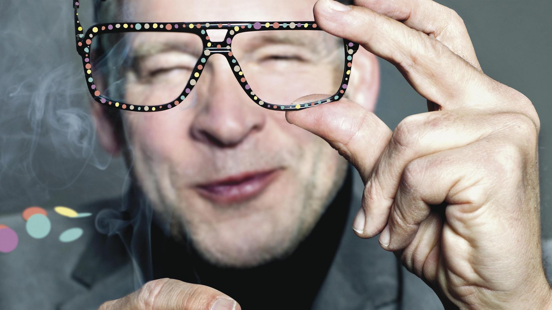 Erik van Muiswinkel, Promotiefoto van Erik van Muiswinkel als Drs P met een brilletje op en een sigaar