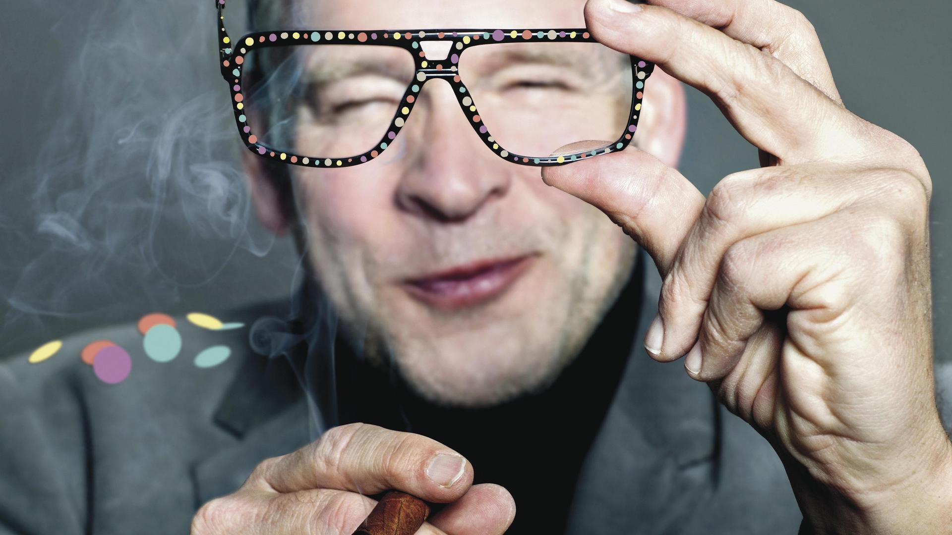 Erik van Muiswinkel, Promotiefoto van Erik van Muiswinkel als Drs P met een brilletje op en een sigaar