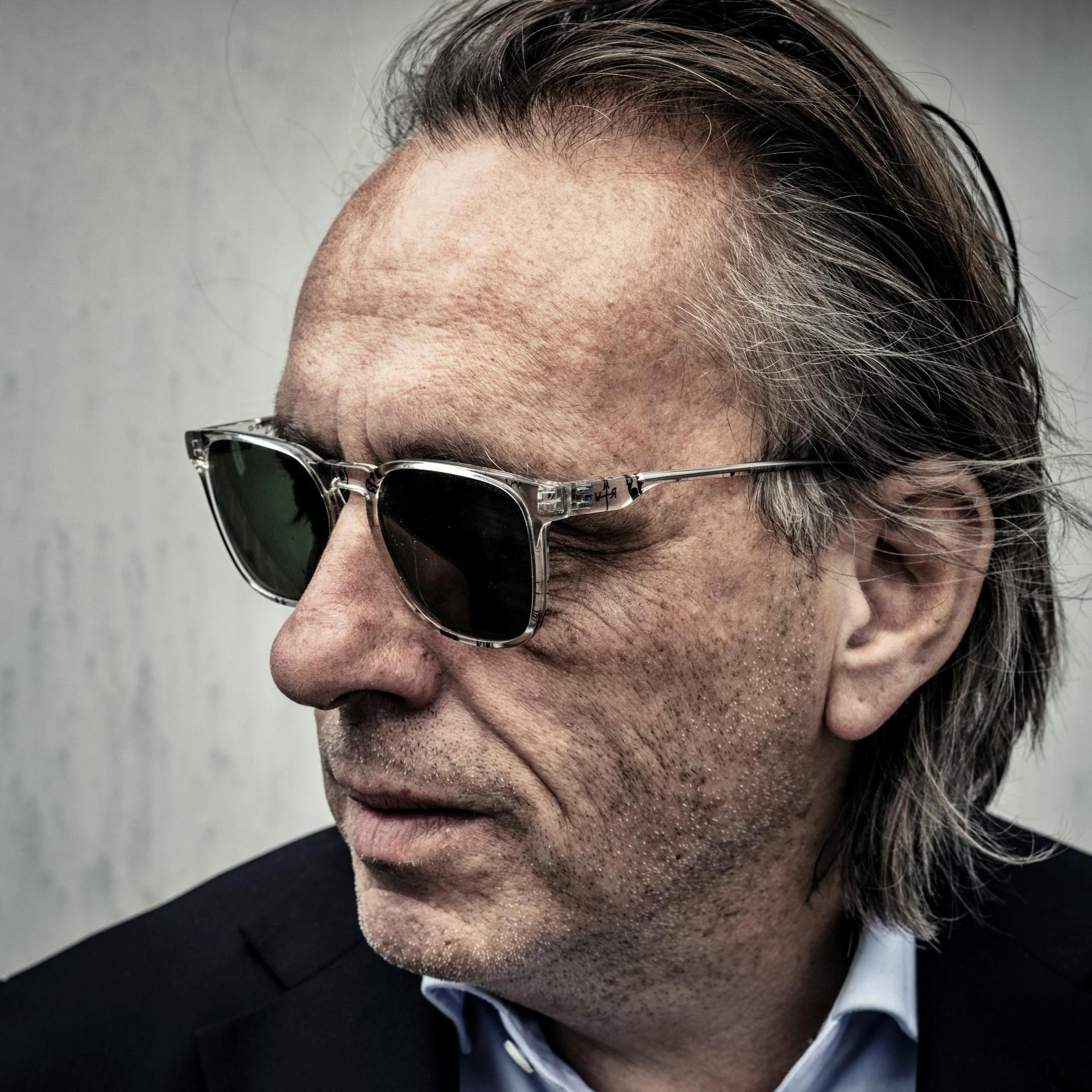 Marcel van Roosmalen, Promotiefoto van Marcel van Roosmalen met zonnebril op