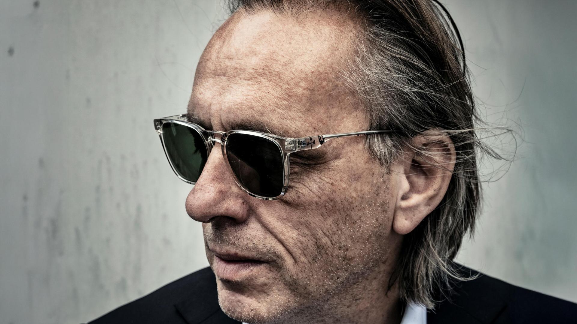 Marcel van Roosmalen, Promotiefoto van Marcel van Roosmalen met zonnebril op