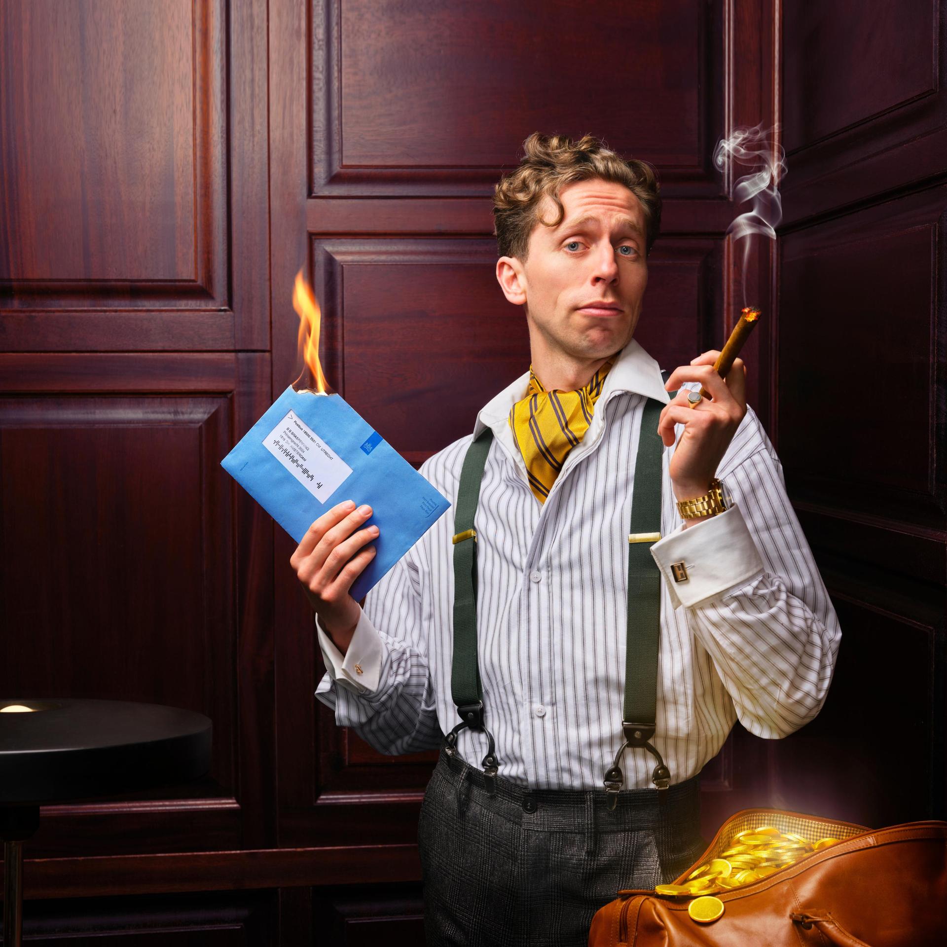 Boban Braspenning, Promotiefoto van Boban Benjamin Braspenning die met sigaar belastingenveloppen in brand steekt