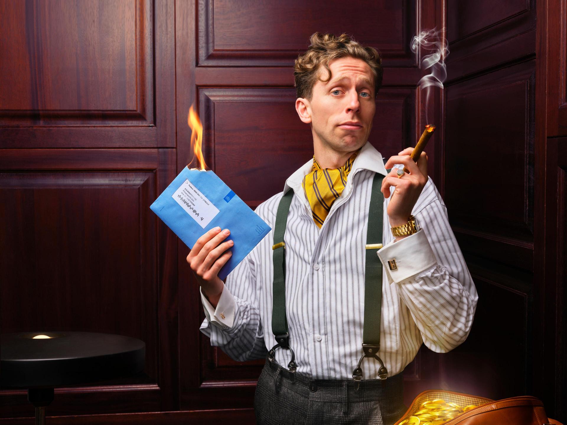 Boban Braspenning, Promotiefoto van Boban Benjamin Braspenning die met sigaar belastingenveloppen in brand steekt