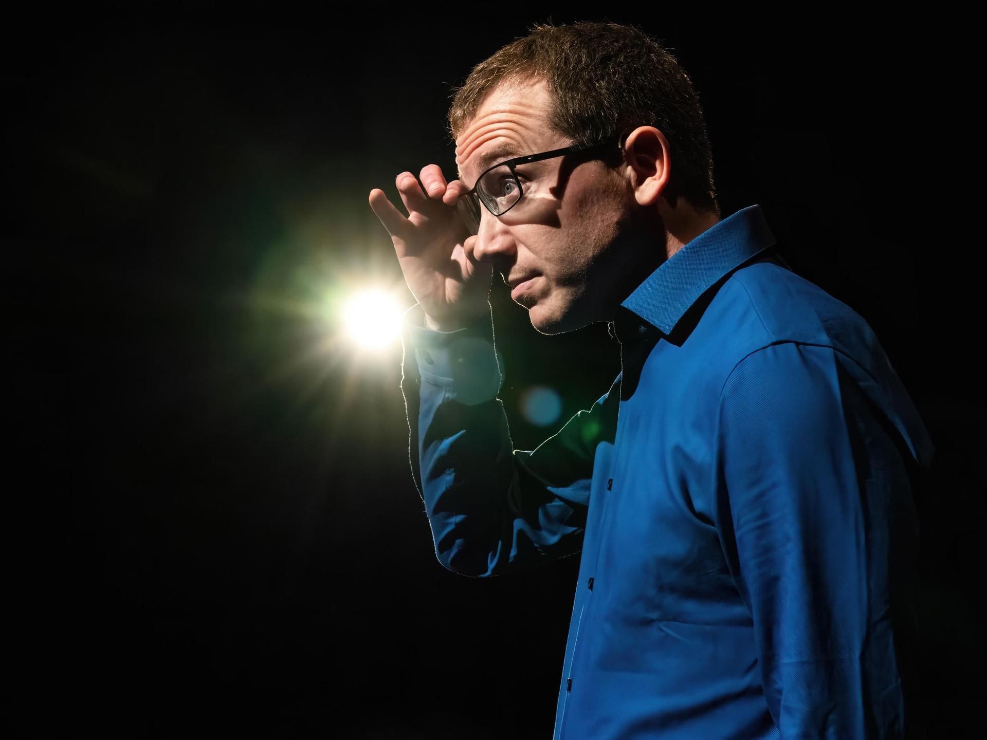 Chris Verlaan, Promotiefoto van Chris Verlaan vanaf de zijkant gezien met tegenlicht